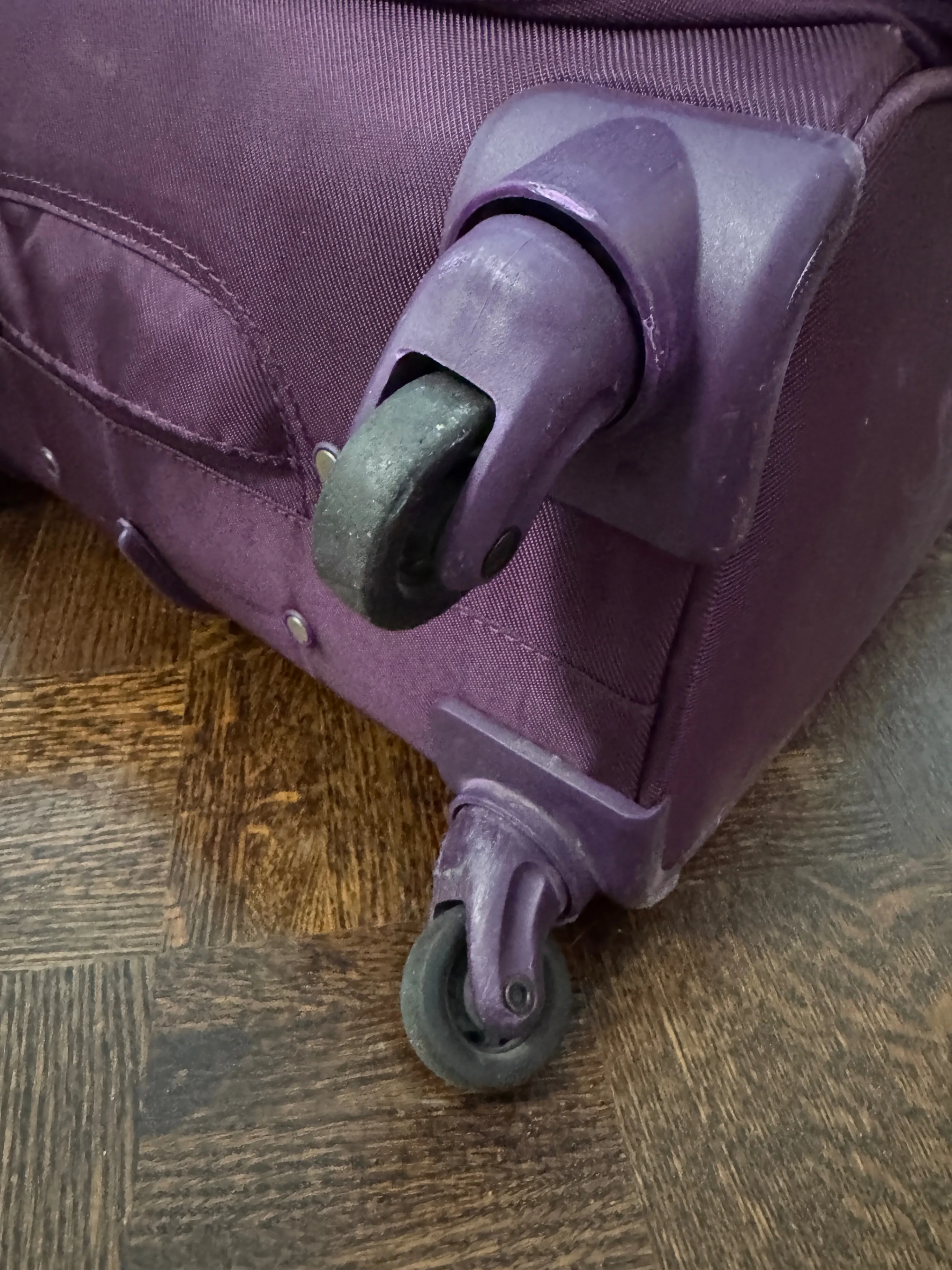 25" Medium Suitcase, great condition, ready for your next trip! image indicator(6)