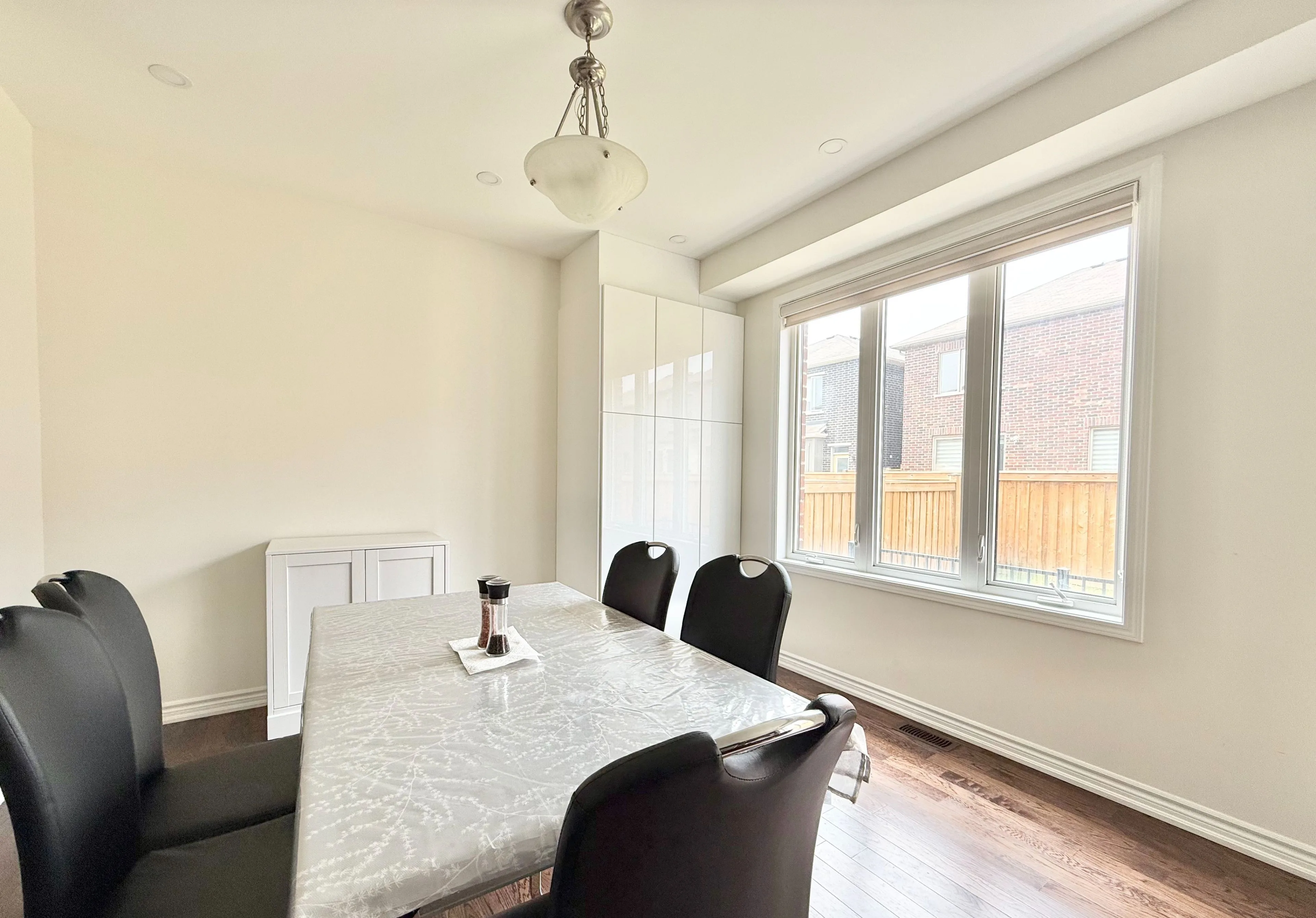 3 Bedroom 2.5 bath 3 Parking image indicator(4)