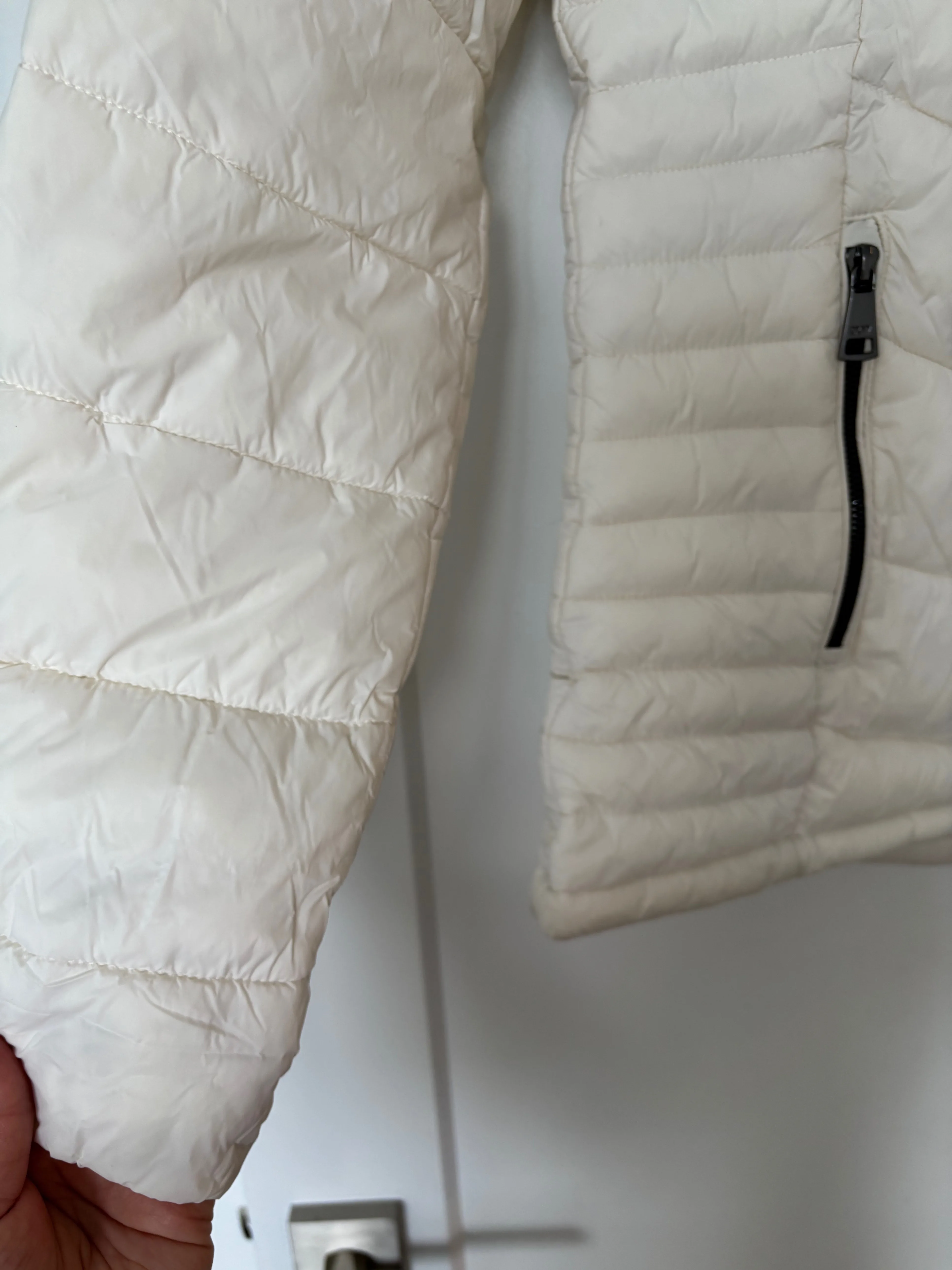 DKNY Women’s White Puffer Jacket - Size M image indicator(3)