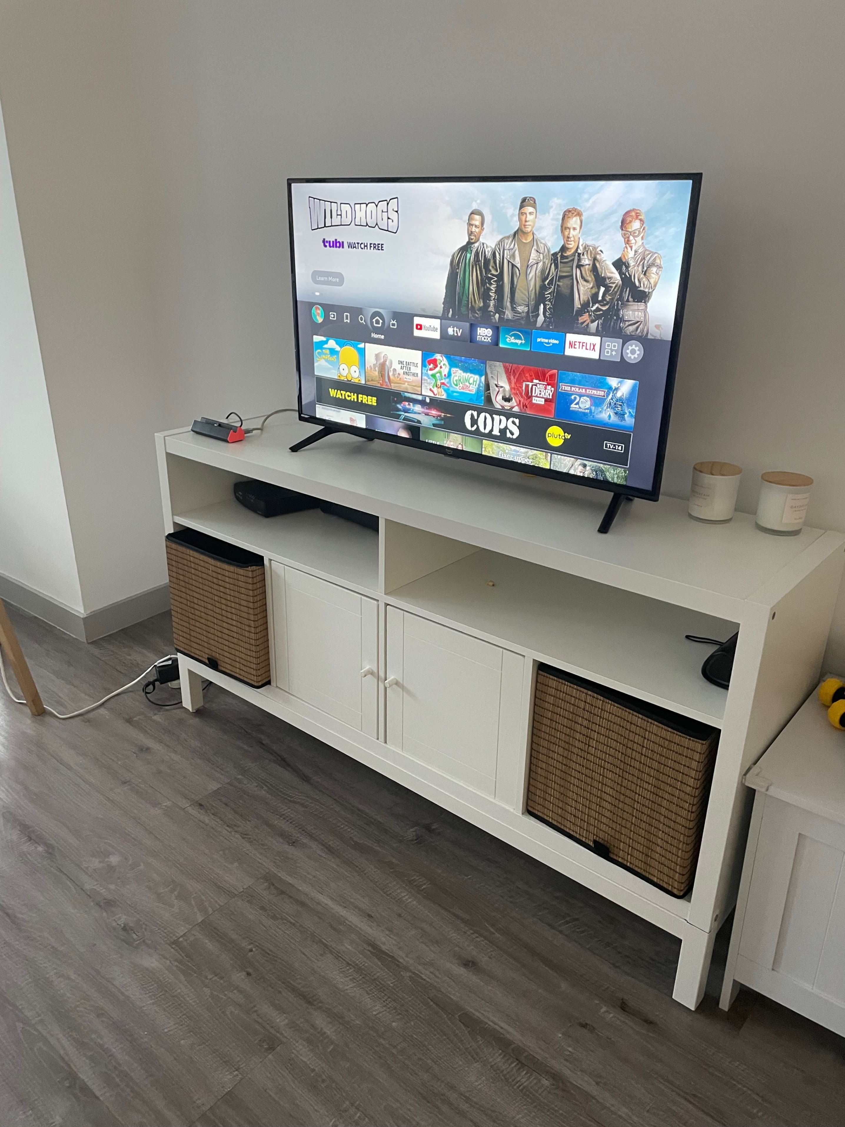 TV stand – White (Very Good Condition)