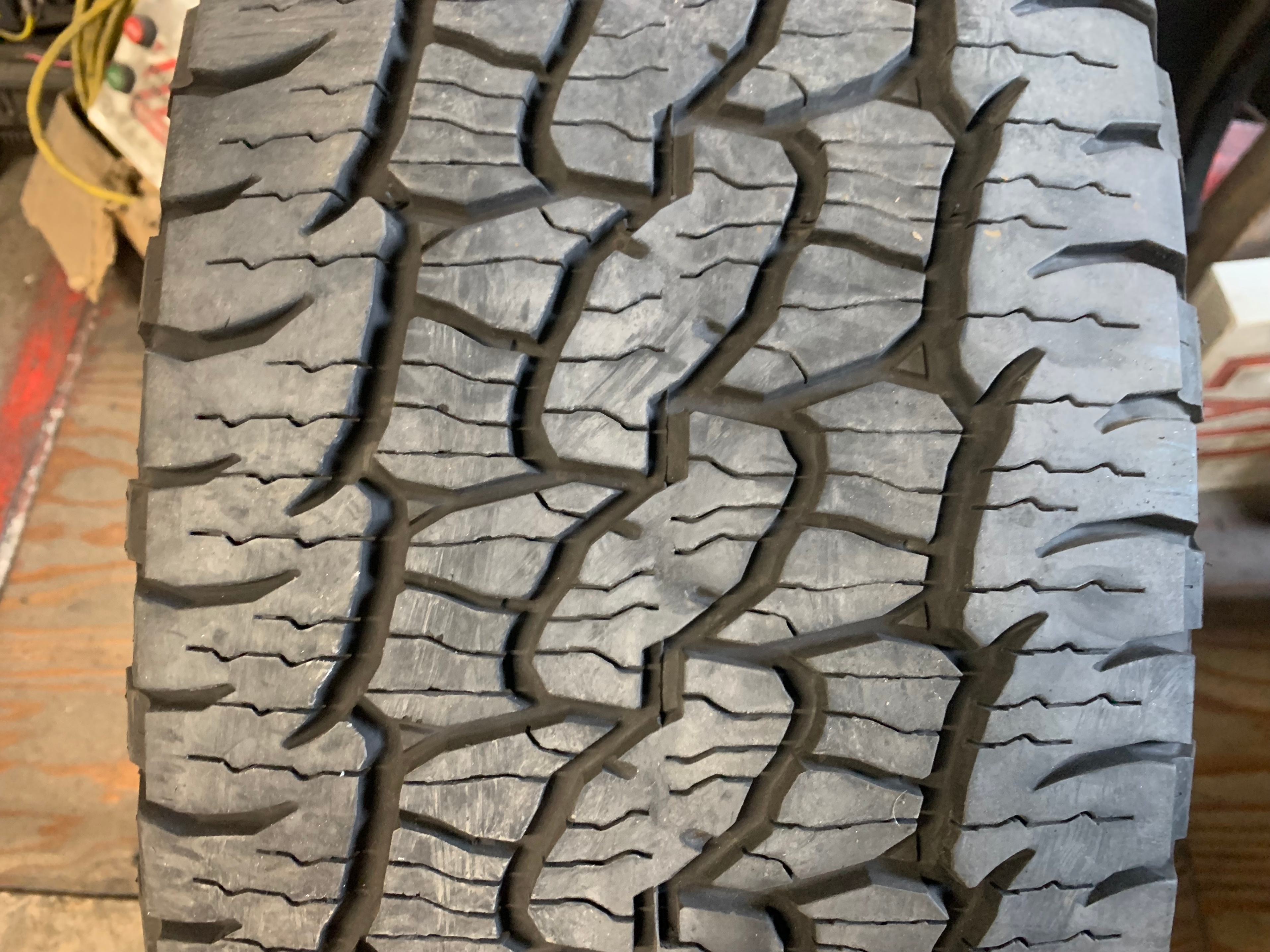 1 X single 275/60/20 M+S 115T BFG Trail-Terrain T/A with 60% - photo 2