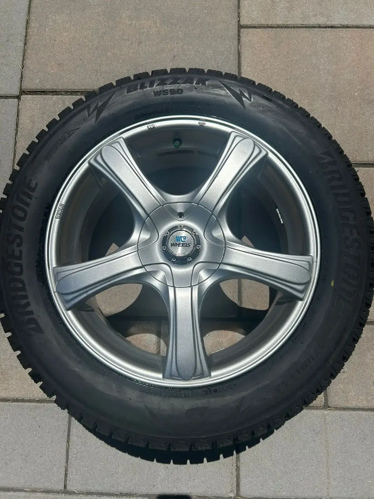 Set of 4- 17" Mags and Winter Blizzak Tires-less than 1k - photo 3
