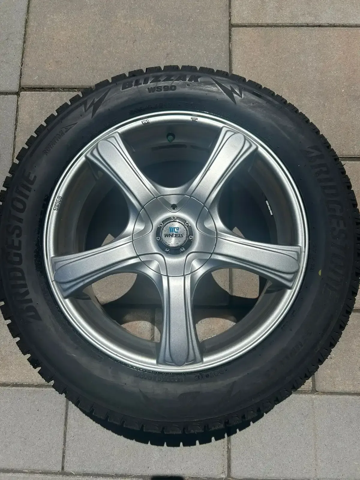 Set of 4- 17" Mags and Winter Blizzak Tires-less than 1k image indicator(3)