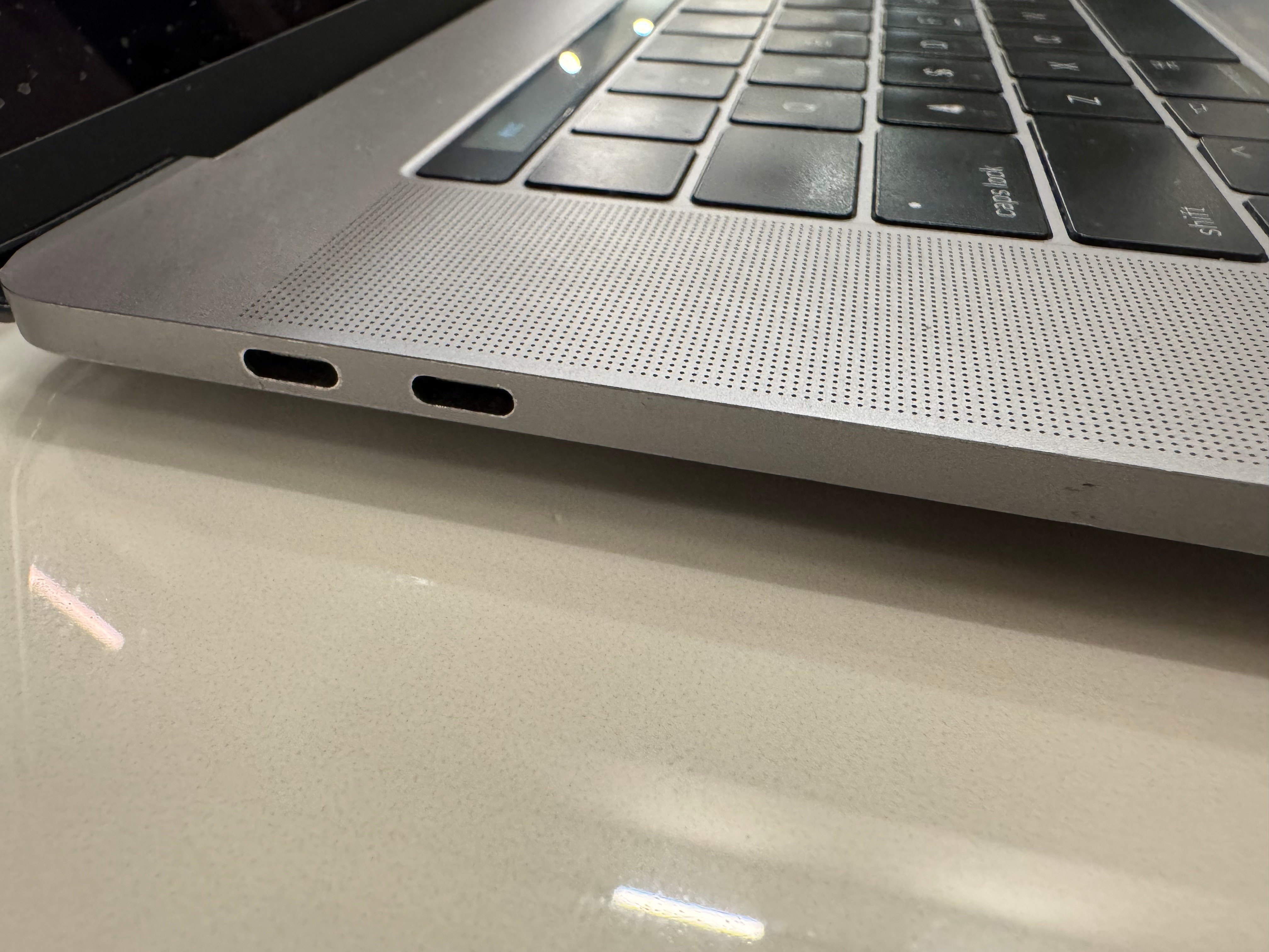 MacBook Pro 2017 – i7 / 16GB RAM / Touch Bar + Fingerprint - photo 2