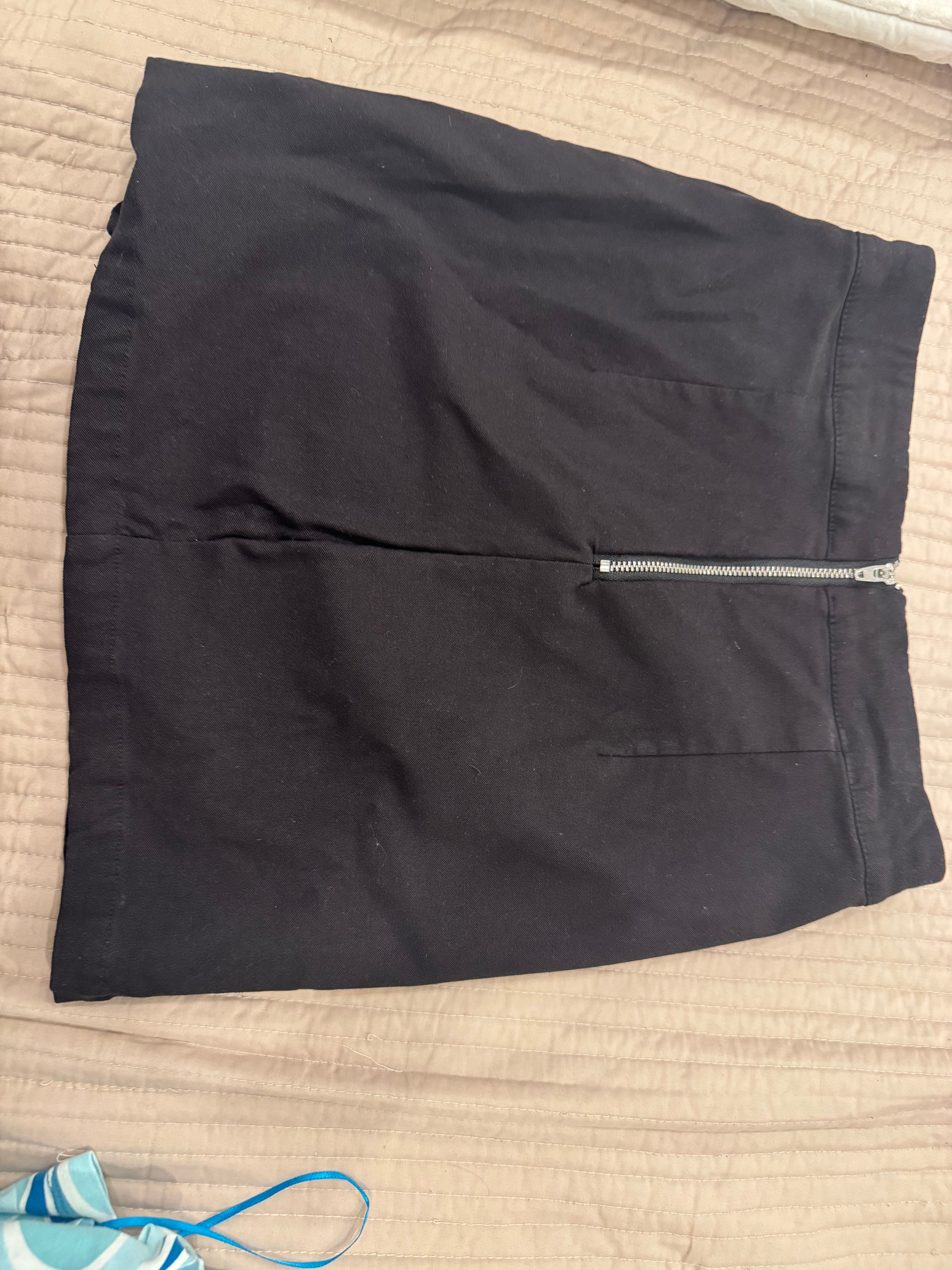 Black mini skirt with back zipper - photo 2