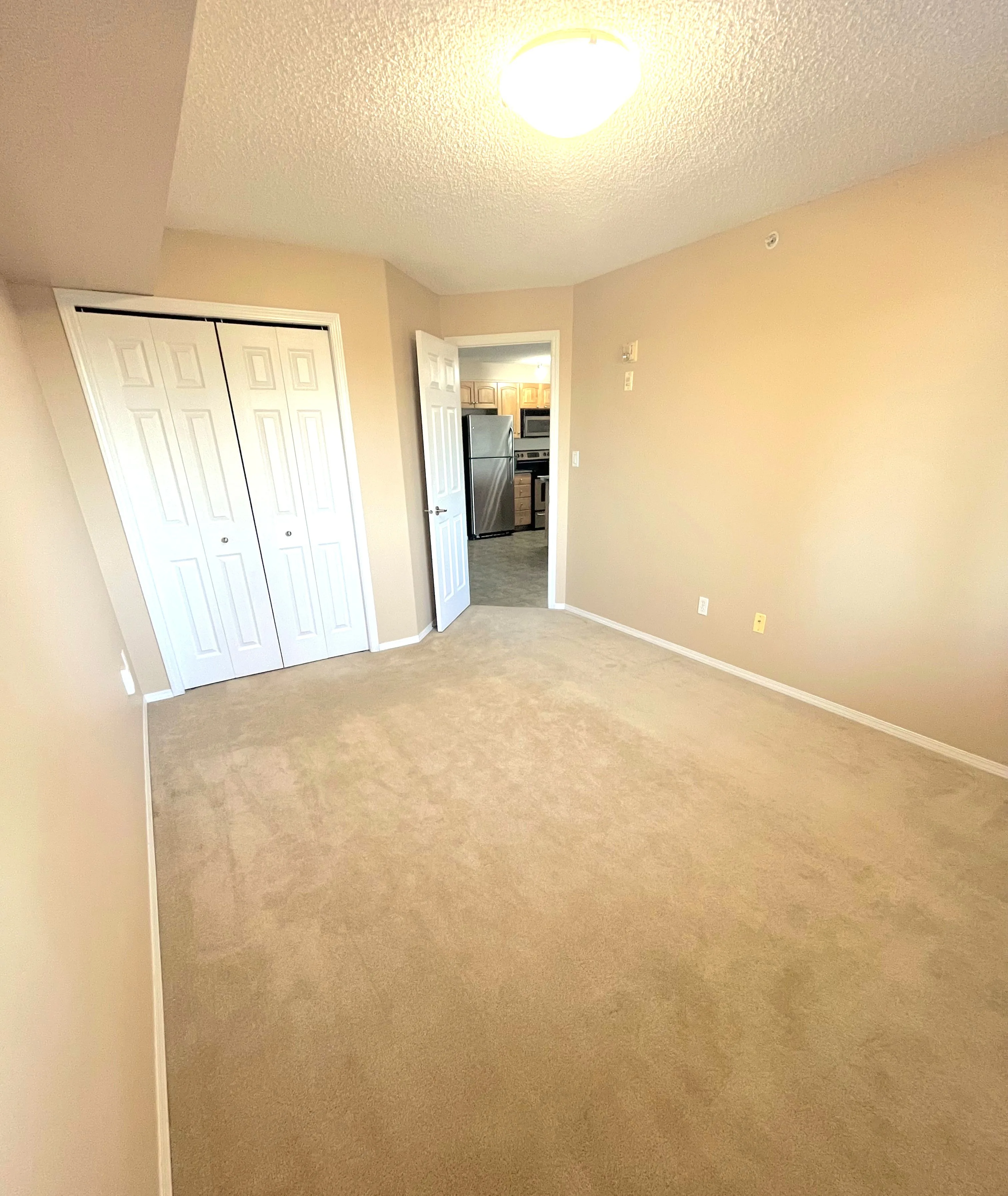 CLAREVIEW Large Size 1-Bedroom Condo utilities+parking included image indicator(5)