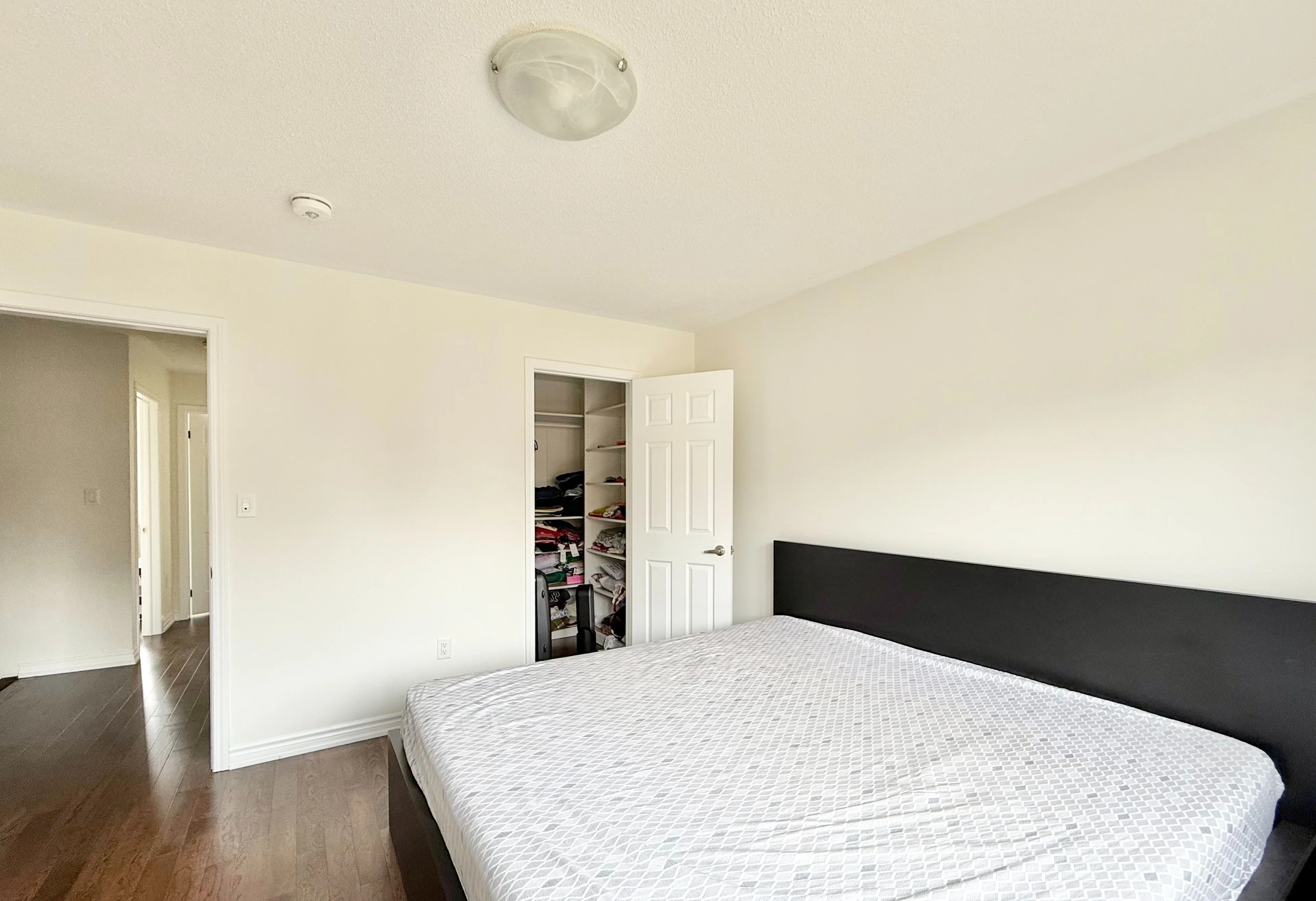 3 Bedroom 2.5 bath 3 Parking image indicator(8)