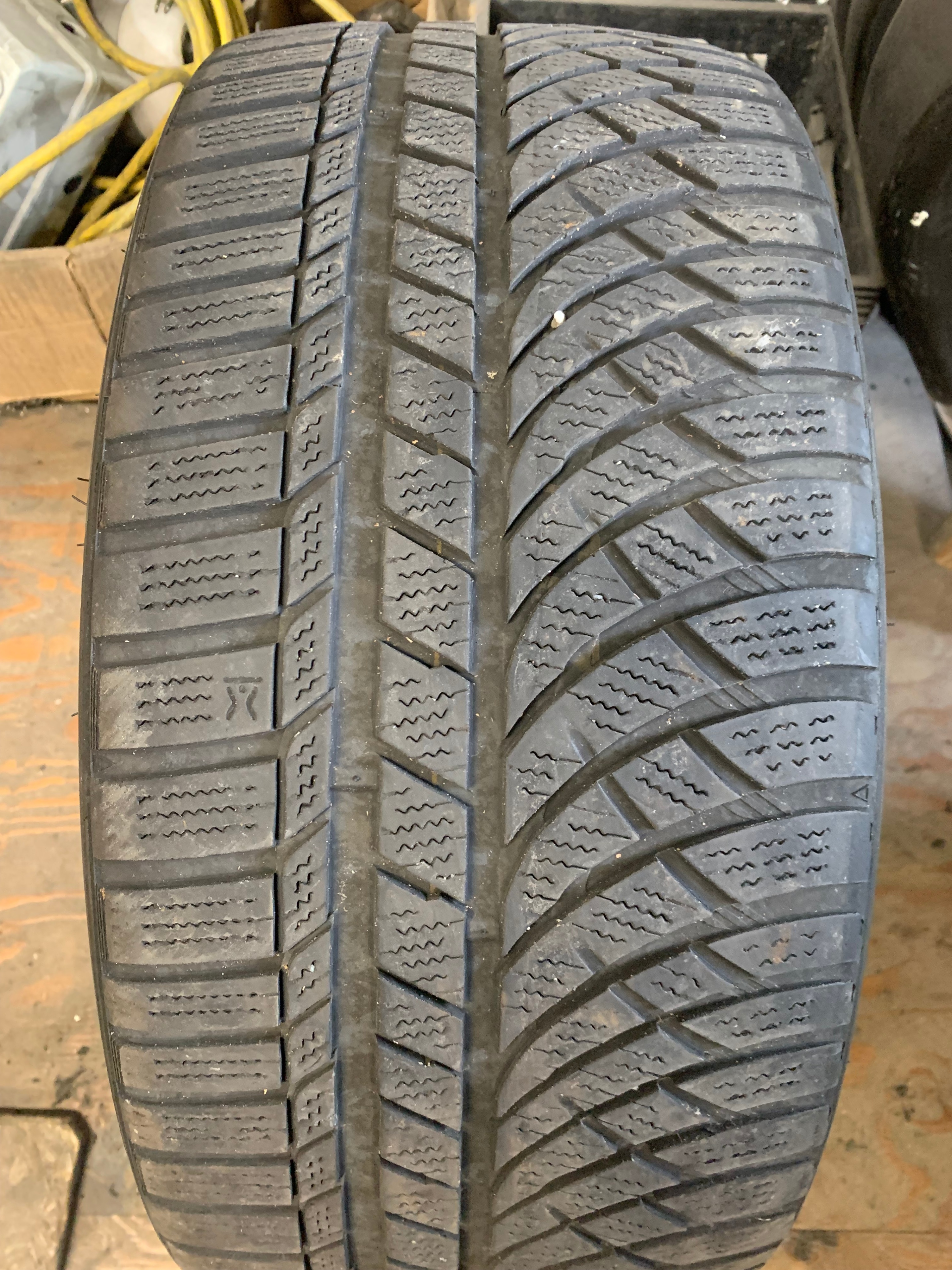 1 X single 235/35/19 91W M+S Kumho WinterCraft WP72 with 60%