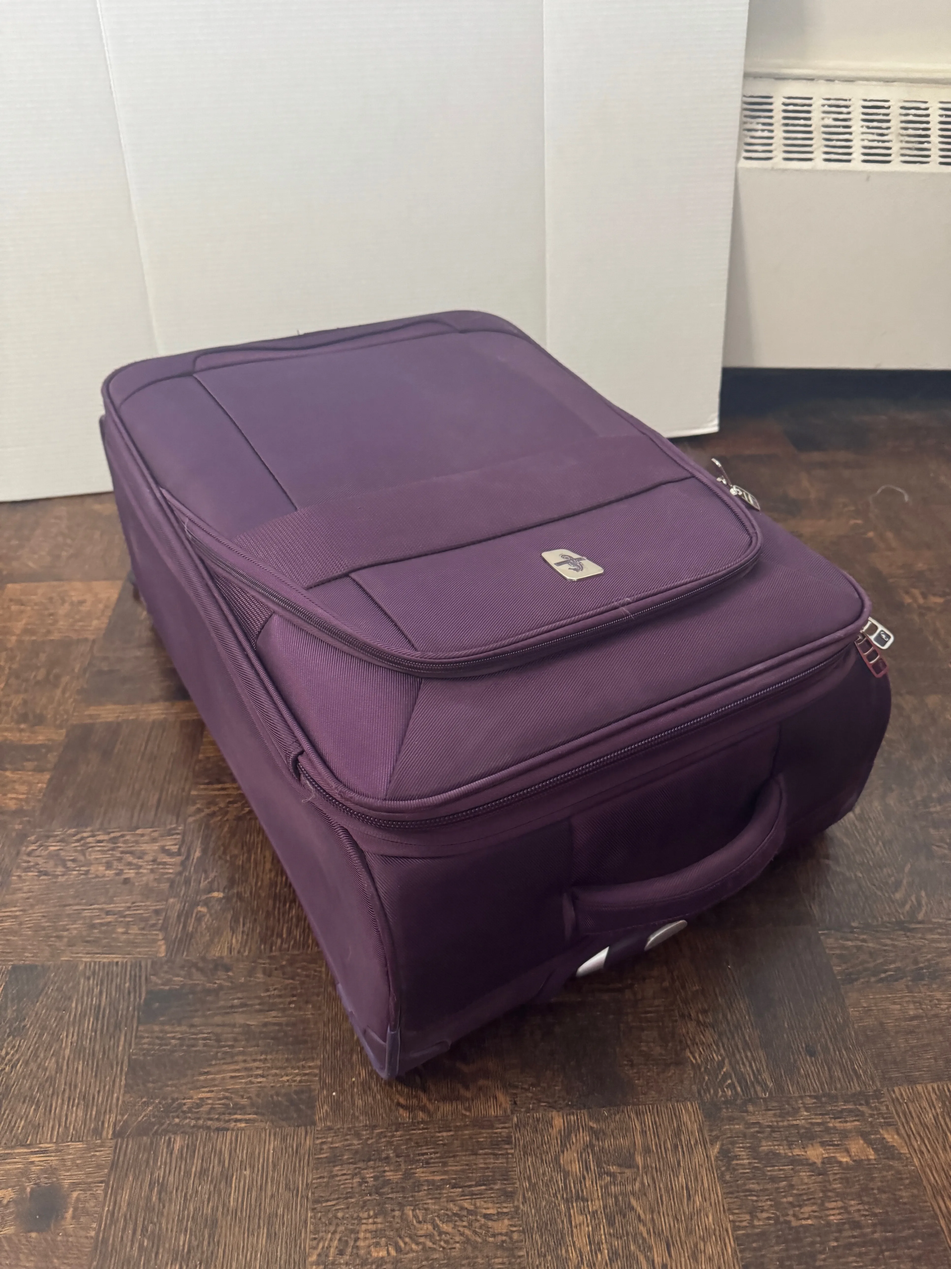 25" Medium Suitcase, great condition, ready for your next trip! image indicator(4)