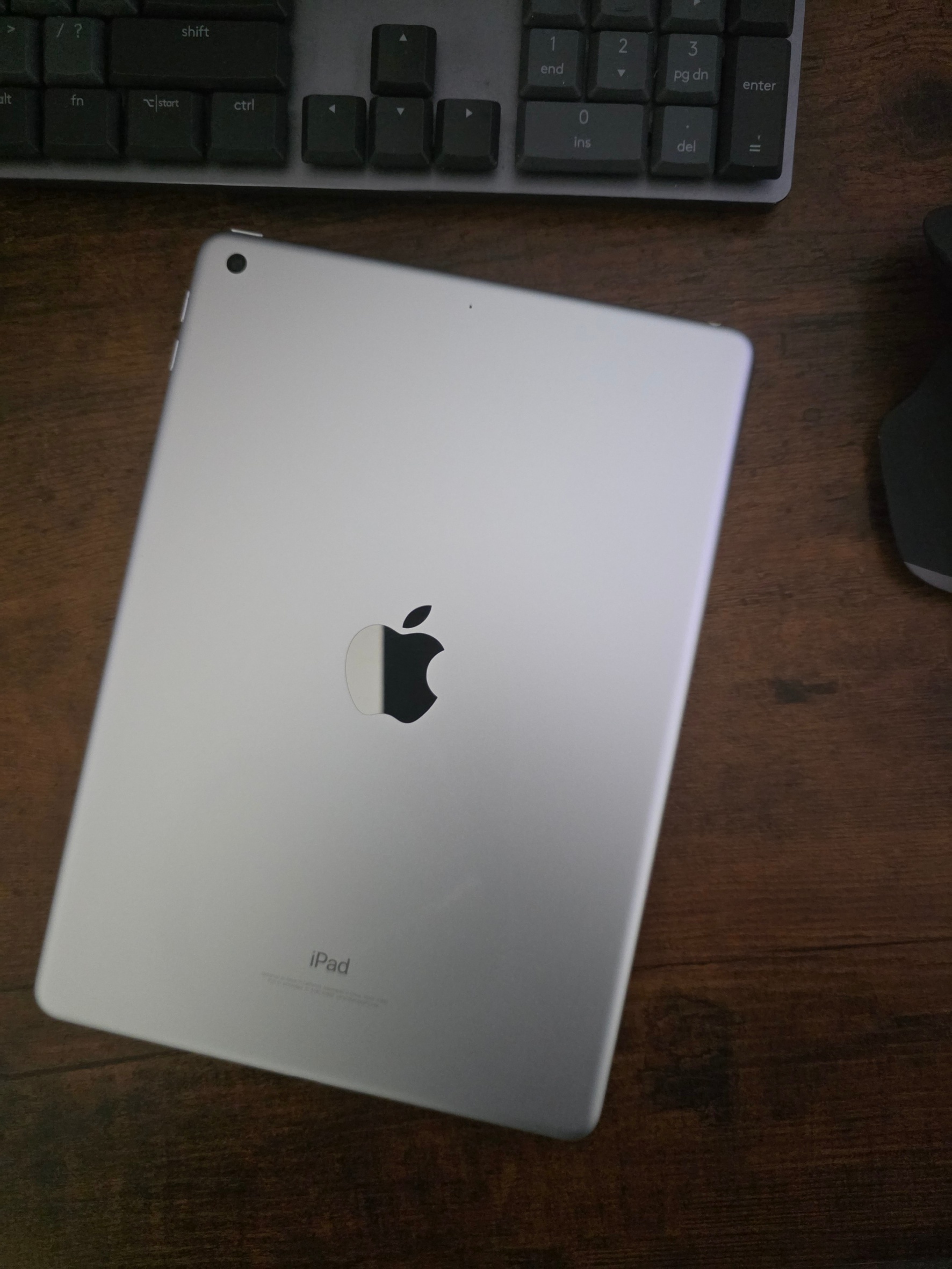 iPad 6th Gen 32GB – Works Perfectly + 2 Cables - photo 2