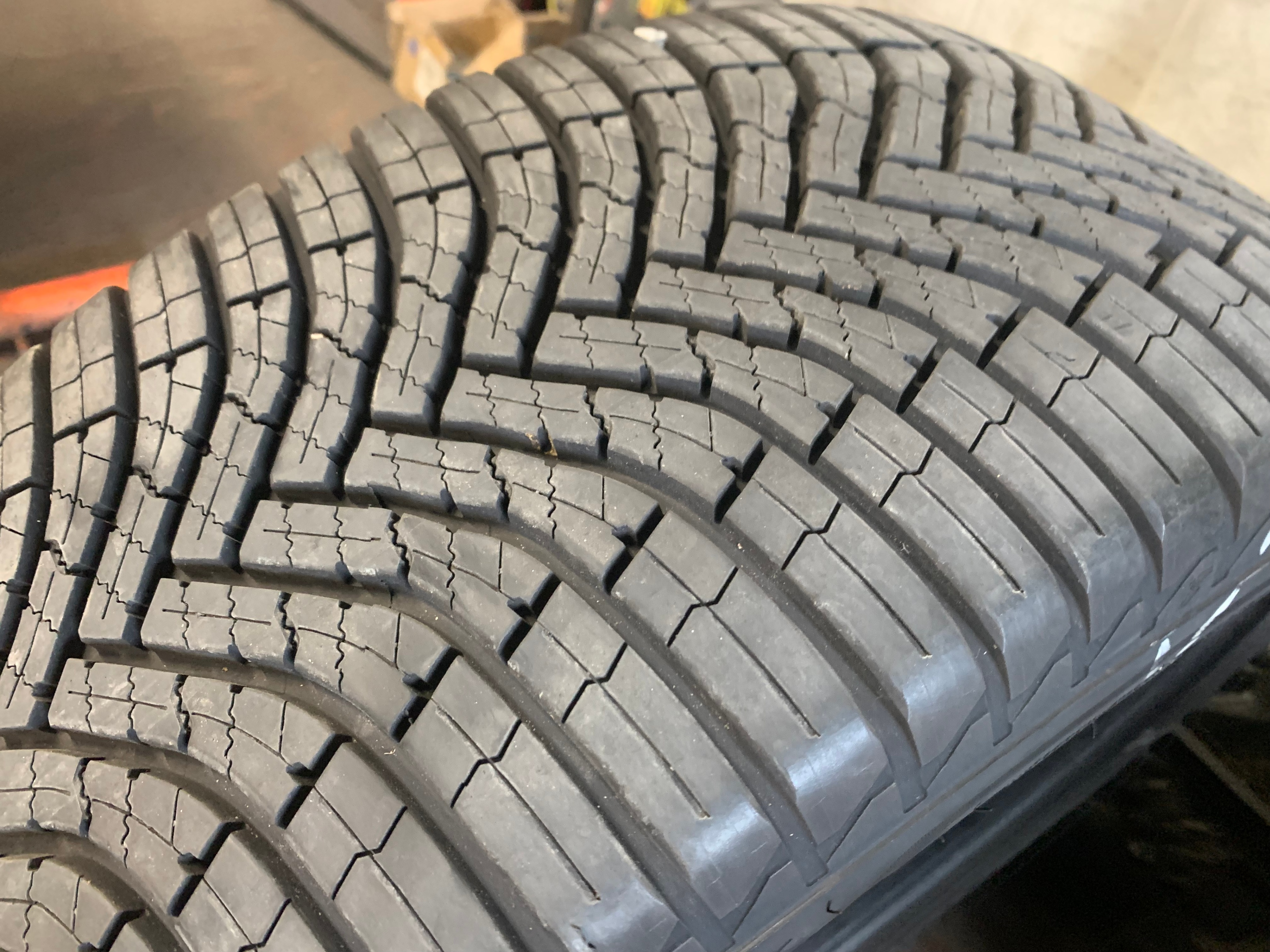 1 X single 235/50/20 M+S Goodyear Assurance WeatherReady2 as New - photo 4