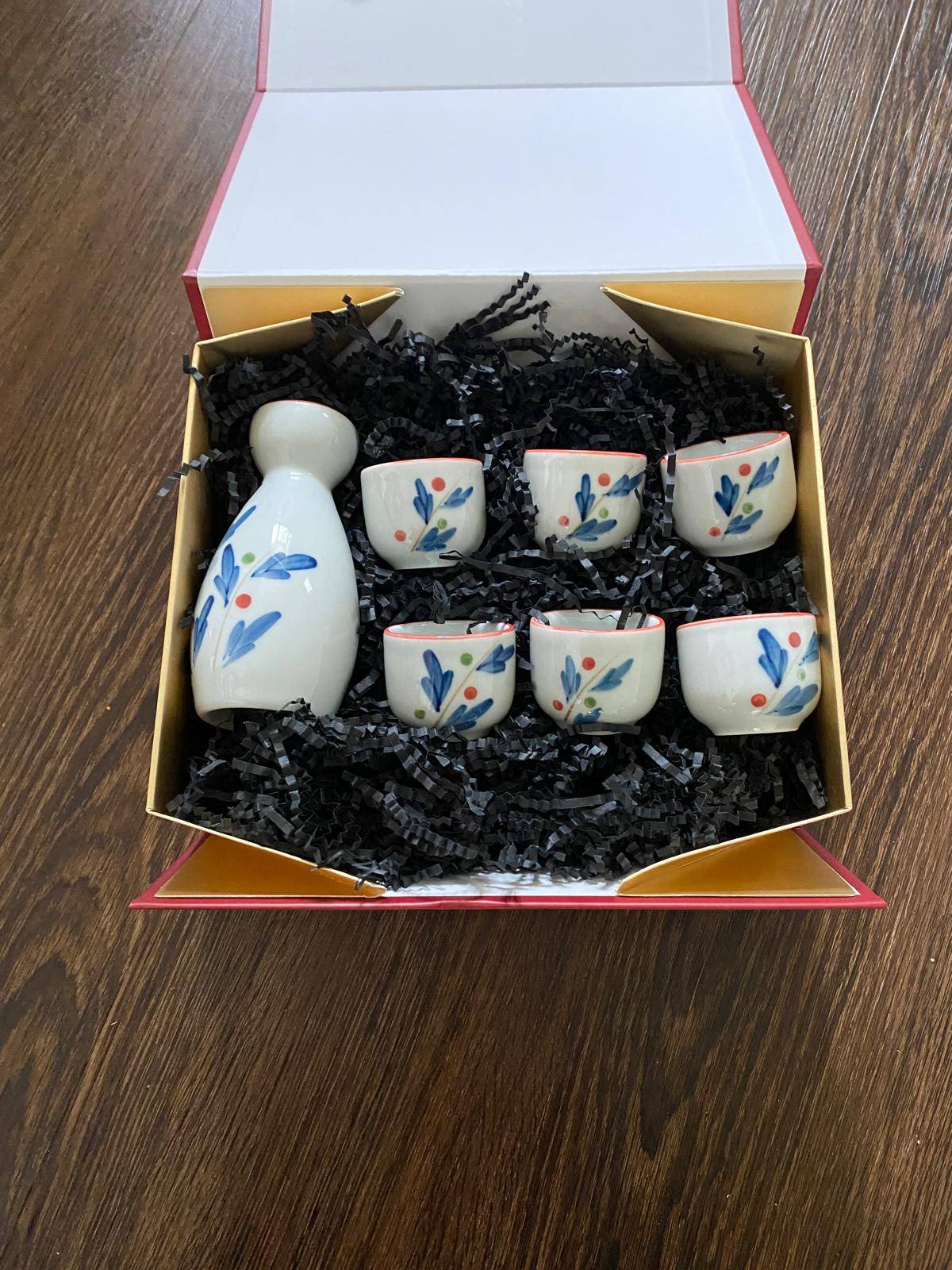Sake set  (1 carafe/flask and 6 cups)