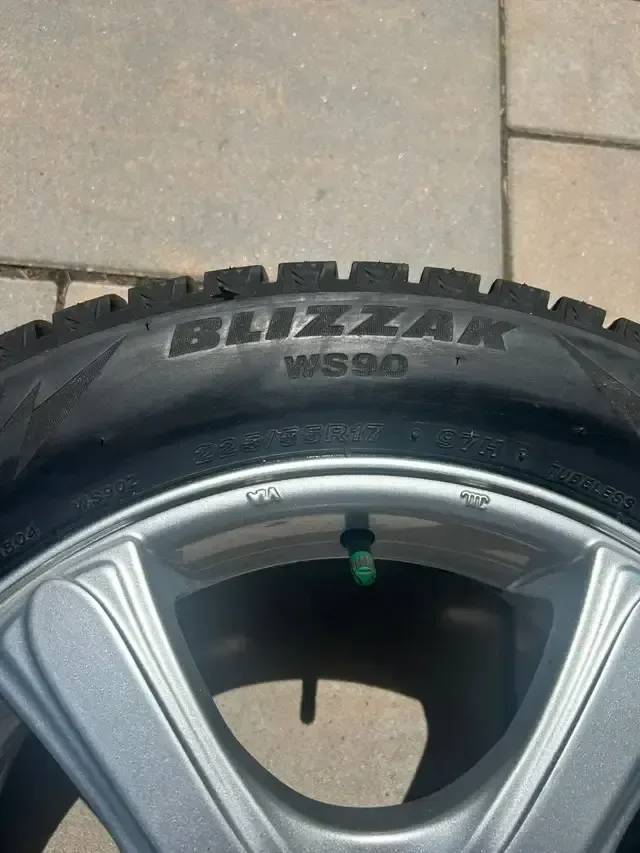 Set of 4- 17" Mags and Winter Blizzak Tires-less than 1k image indicator(2)