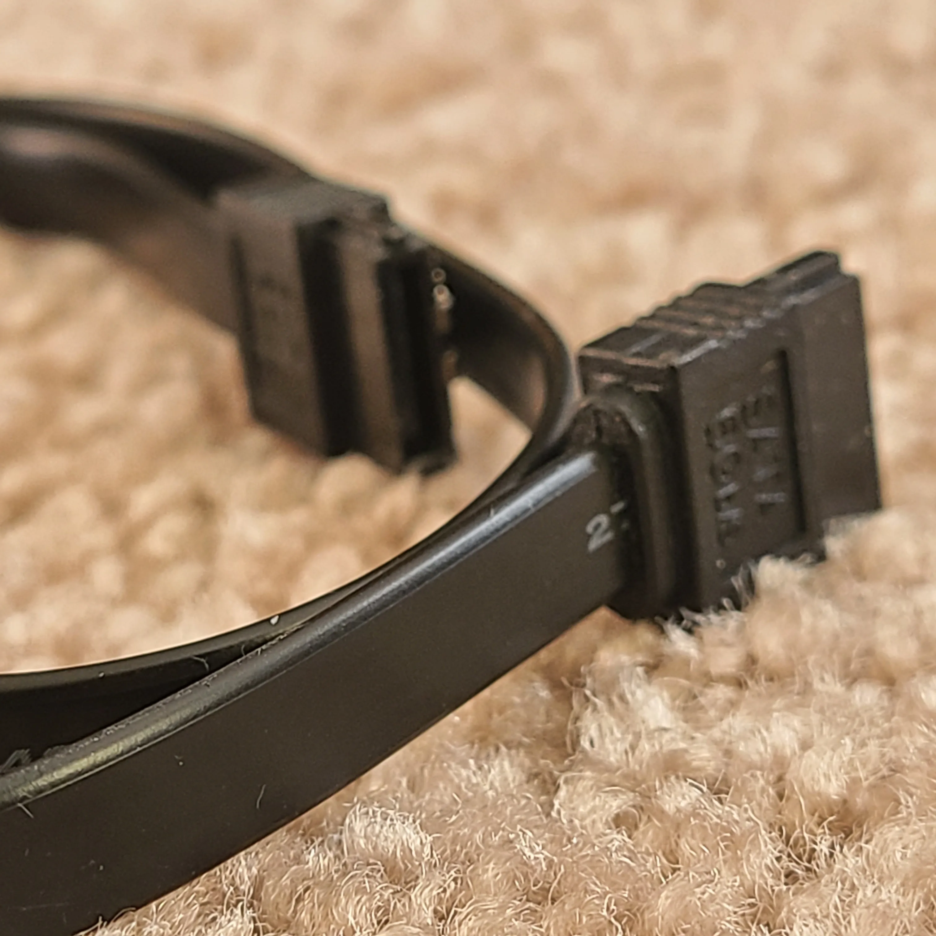 SATA III 6.0GB/s cable with latch image indicator(4)