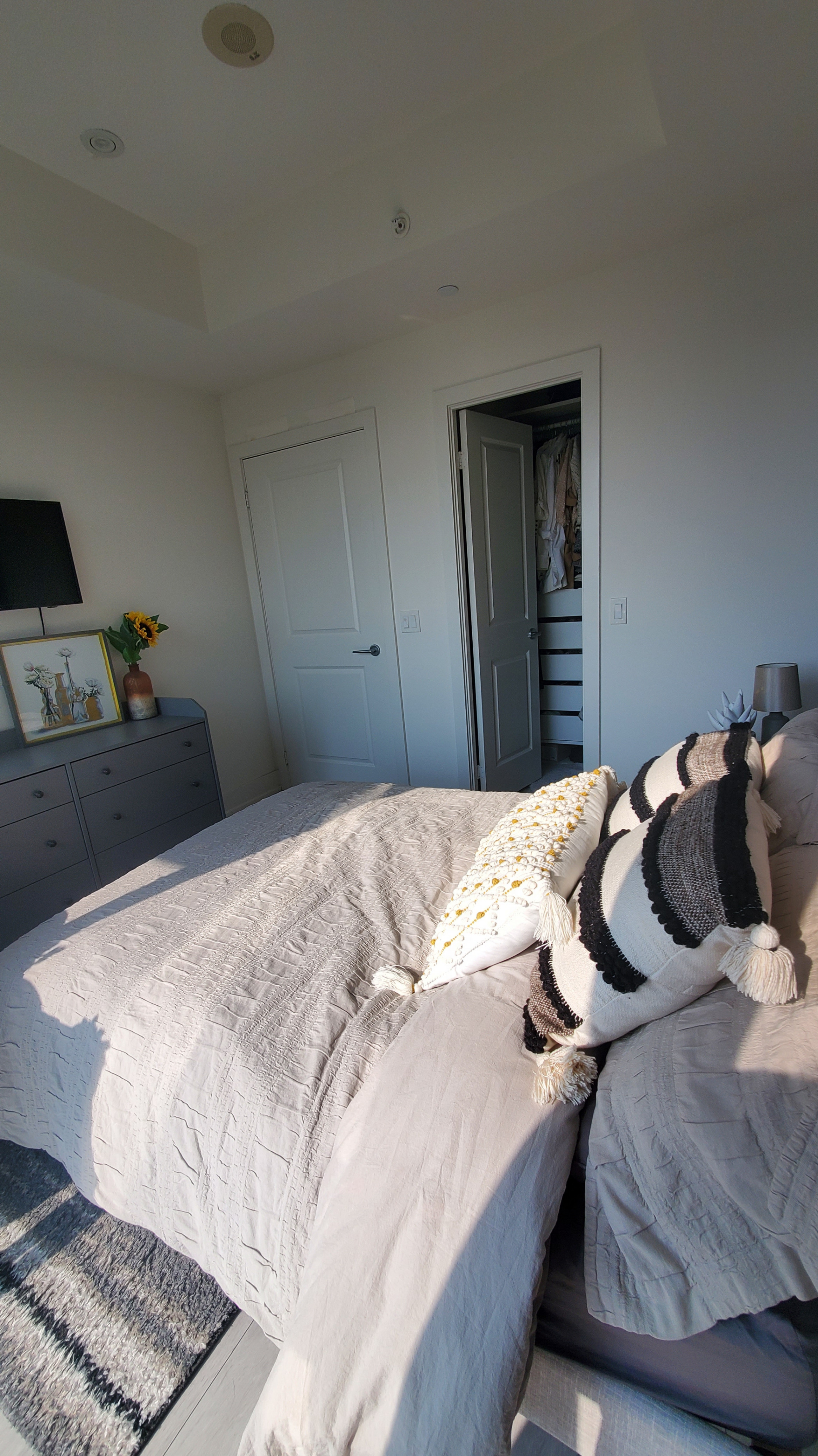 Modern 1+1 Condo in Downtown Markham! - photo 2