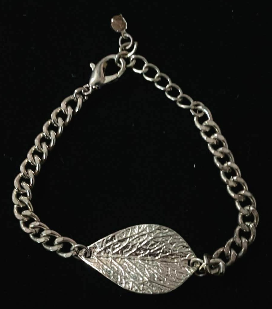 Gold Tone Leaf Bracelet - 7 Inches