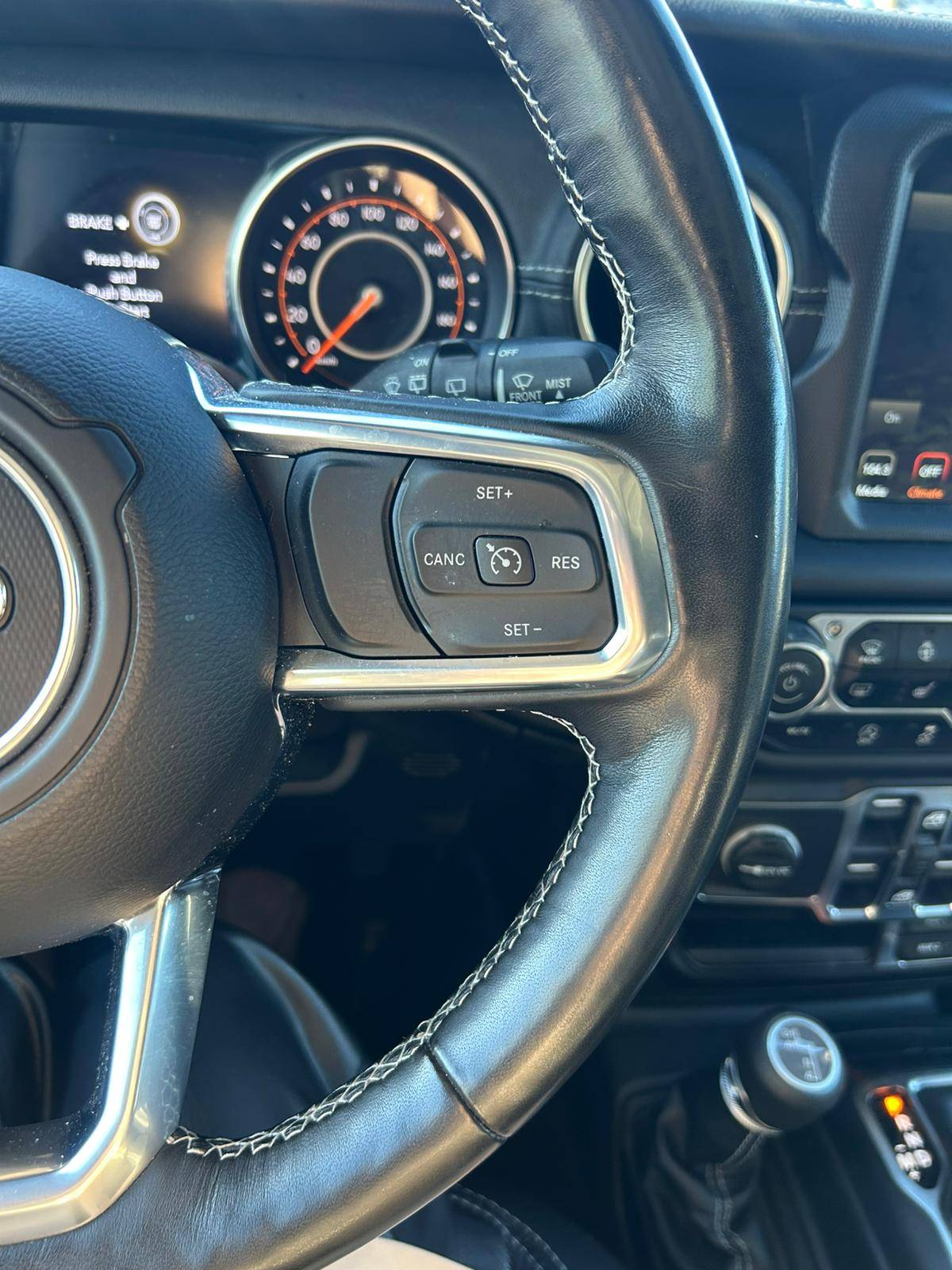2020 Jeep Wrangler Sahara - photo 2