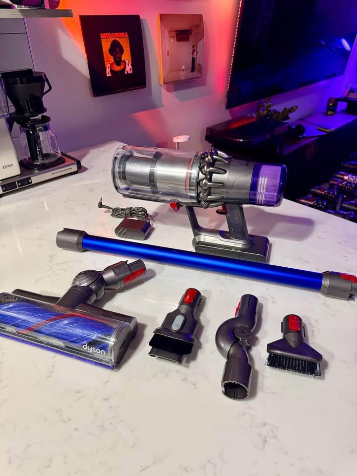 Dyson V11 + set of accessories!