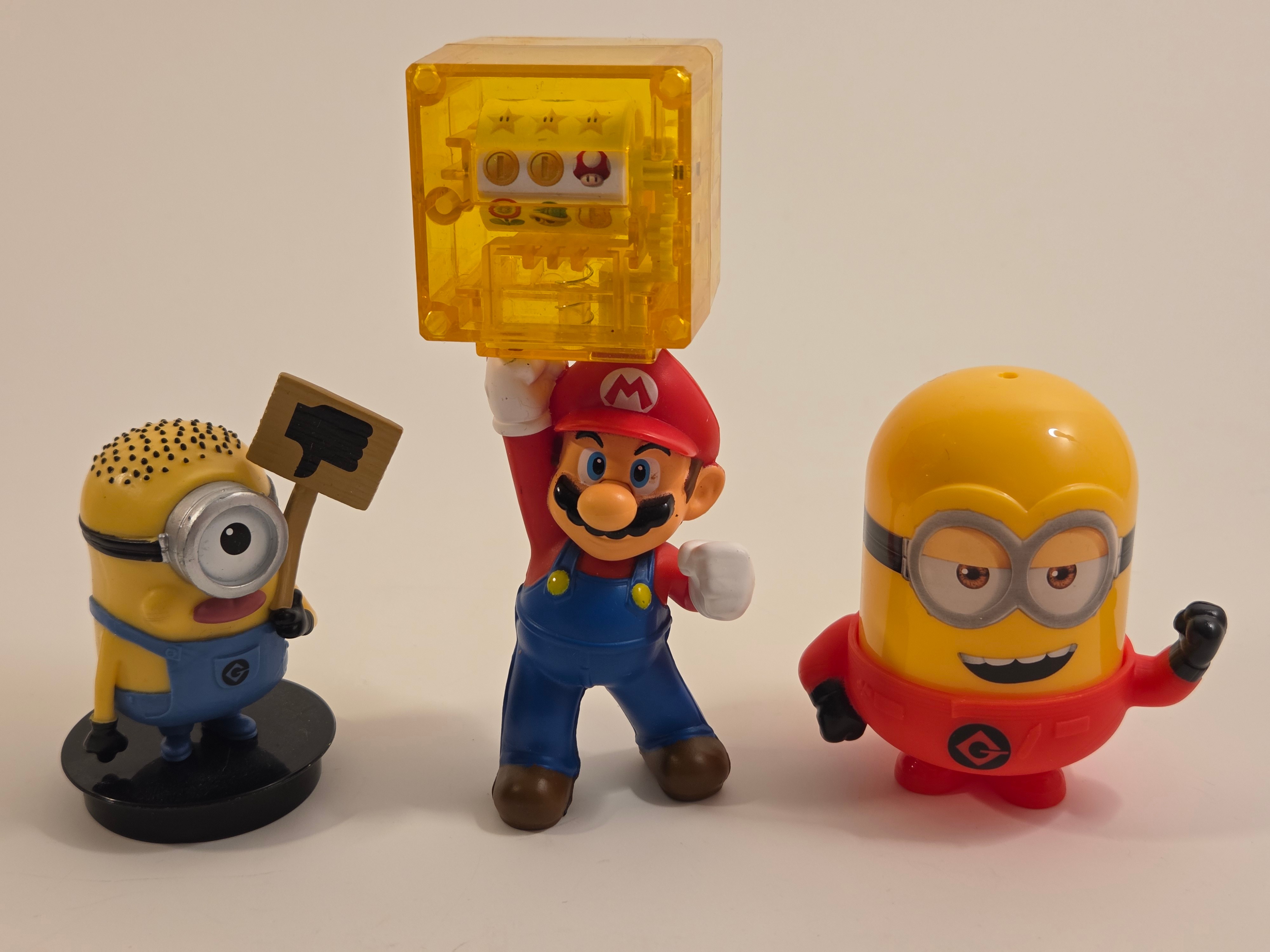Lot of 3 – Minions & Super Mario figurines, 7–13 cm
