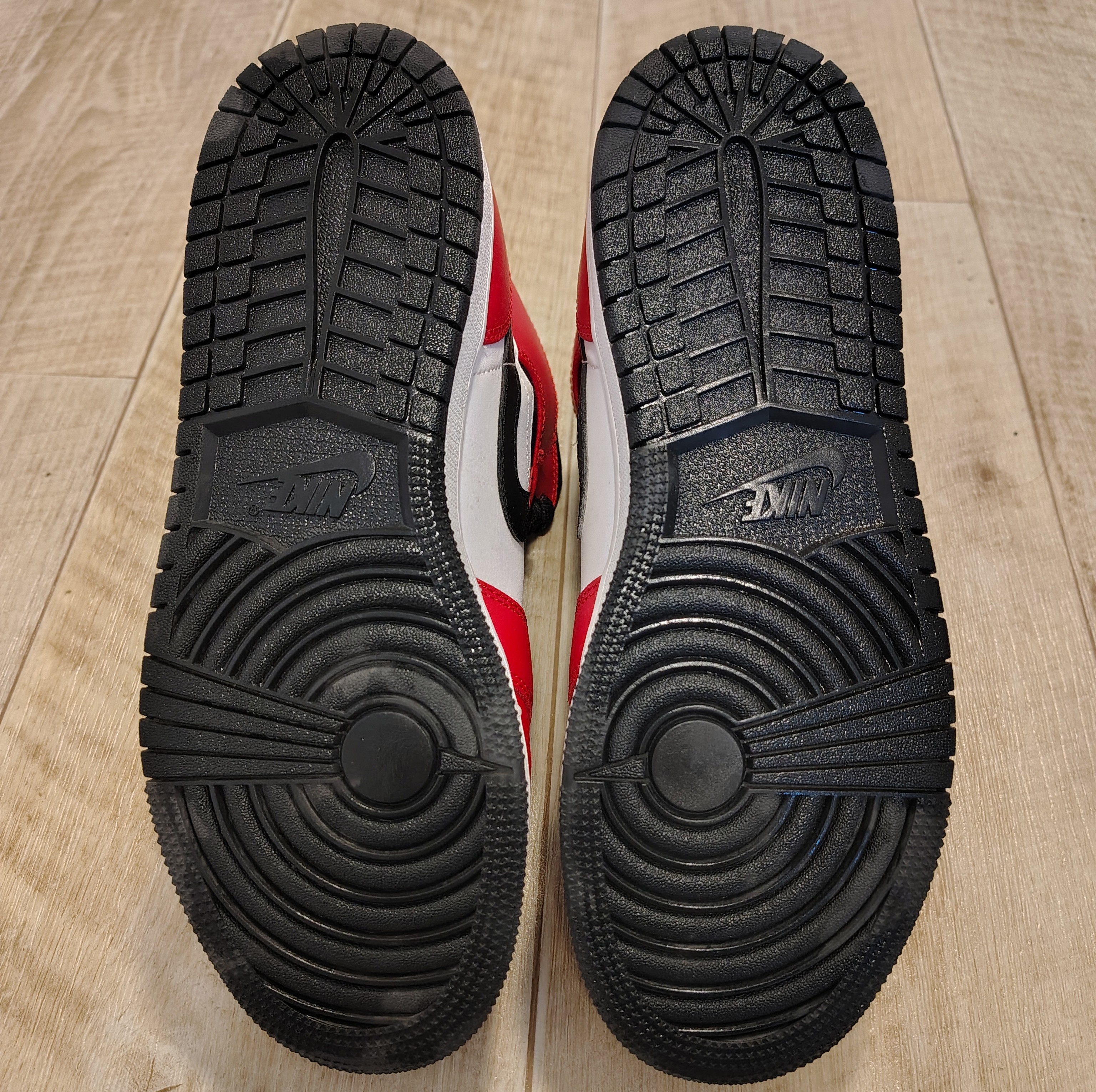 Air Jordan 1 Mid ‘Chicago Black Toe’ (Women’s) - photo 4