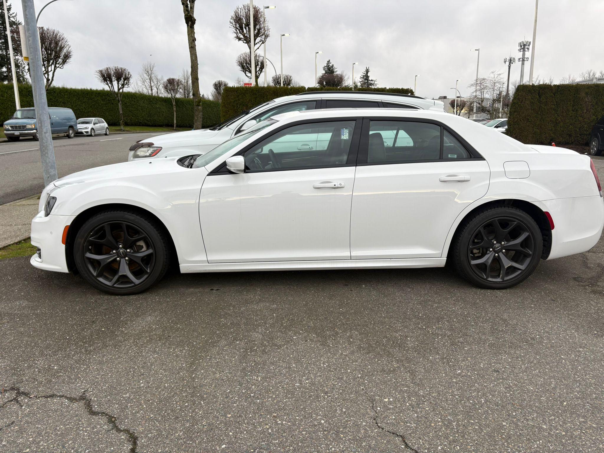 2023 Chrysler 300 Touring L - photo 3