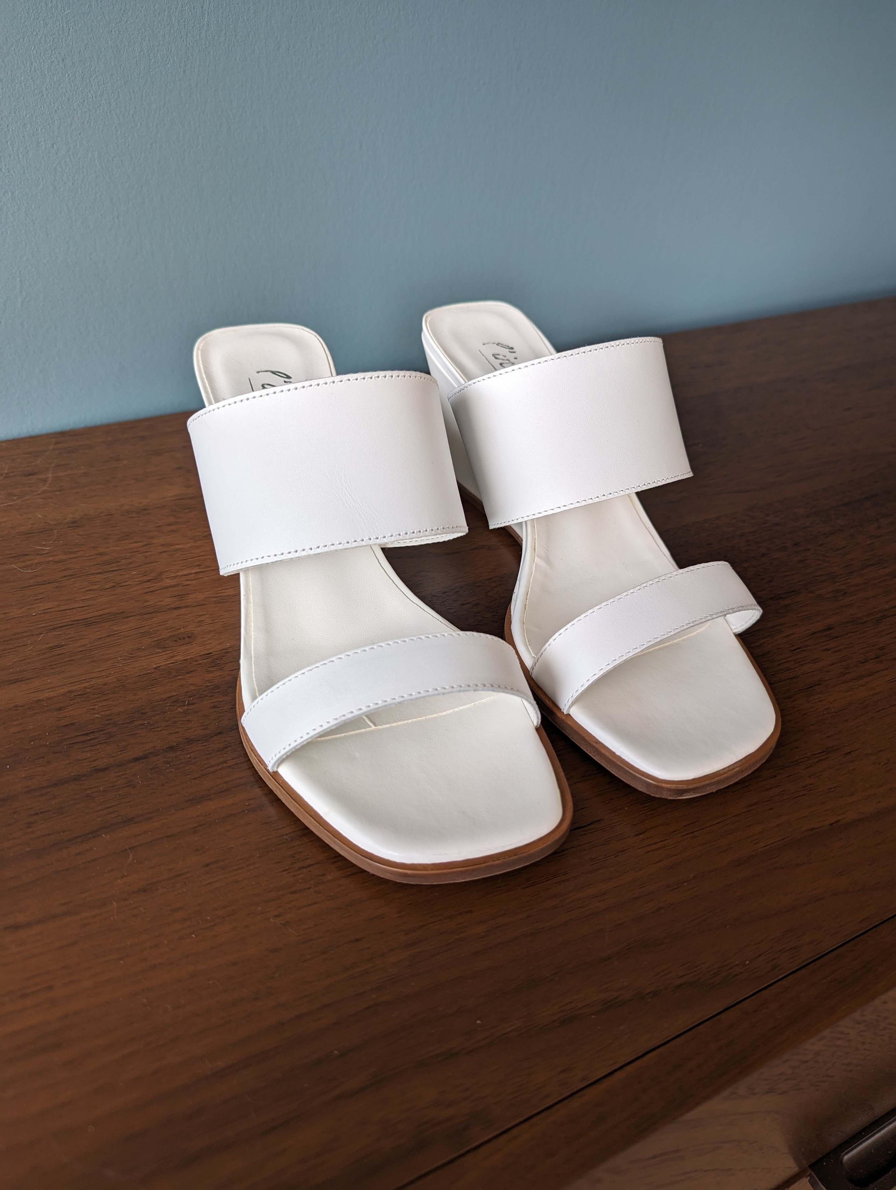 l'intervalle White Wedge Slide Heels