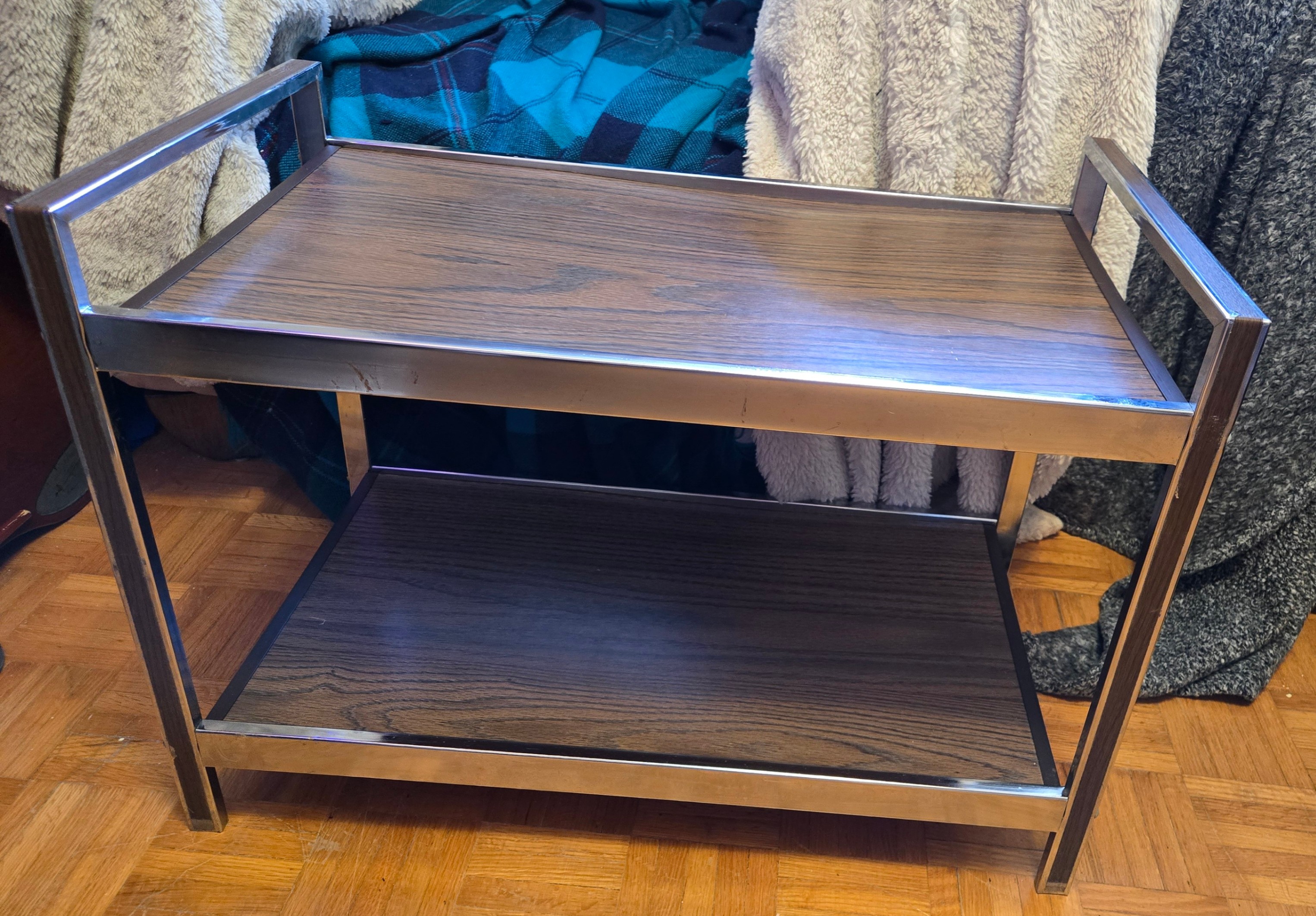 Shelf / table with 2 removable shelves