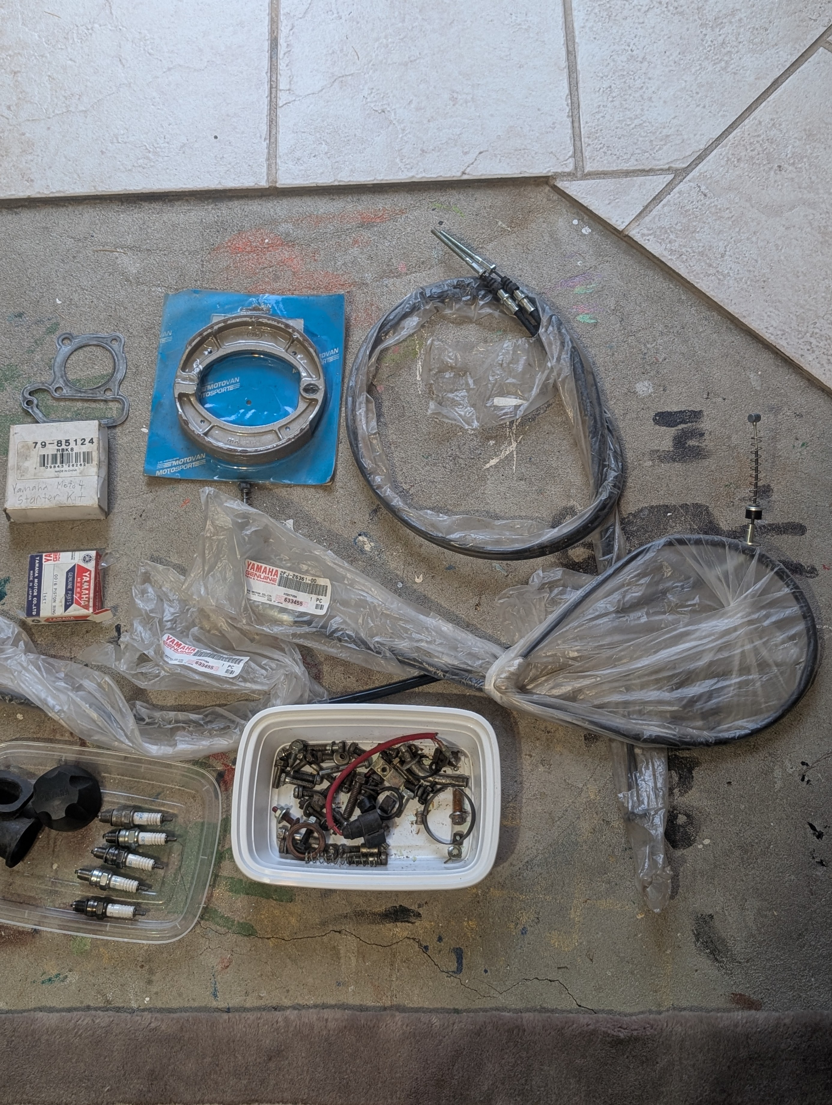 Yamaha Moto 4 parts, a mix of new and used - photo 4