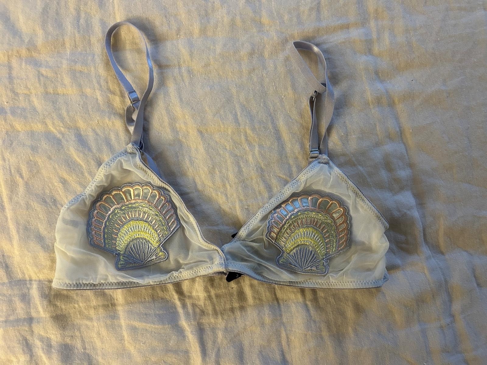 Urban Outfitters Sofia Shell Applique Bra (Size M) - photo 3