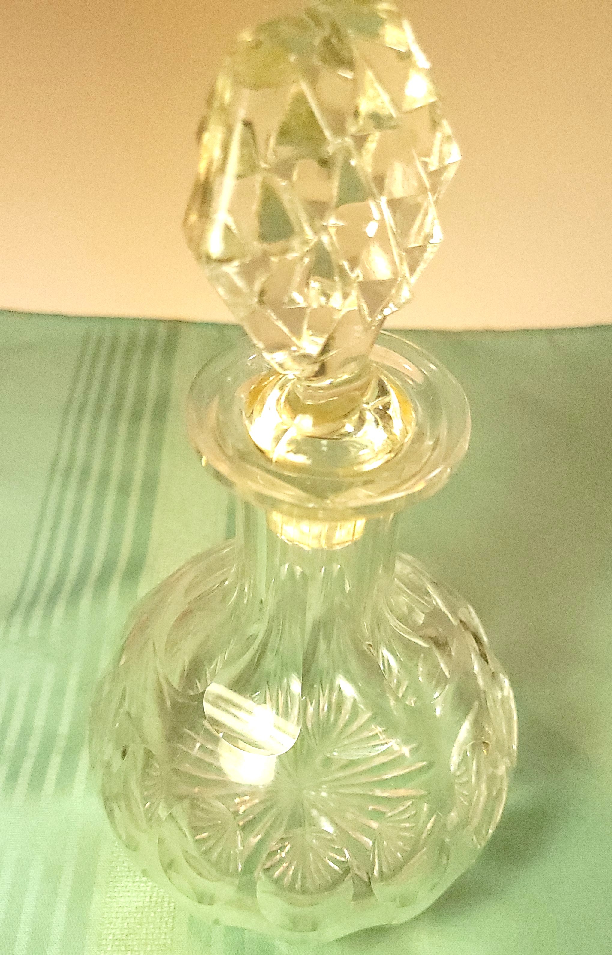 1960s Starburst Diamond Pressed Glass Decanter w/ Stopper 9" - photo 3