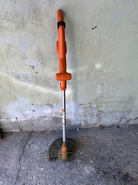 Worx 20V cordless garden grass trimmer 10in - photo 2