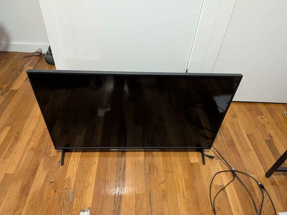 Insignia 42 inch 4K TV - photo 2