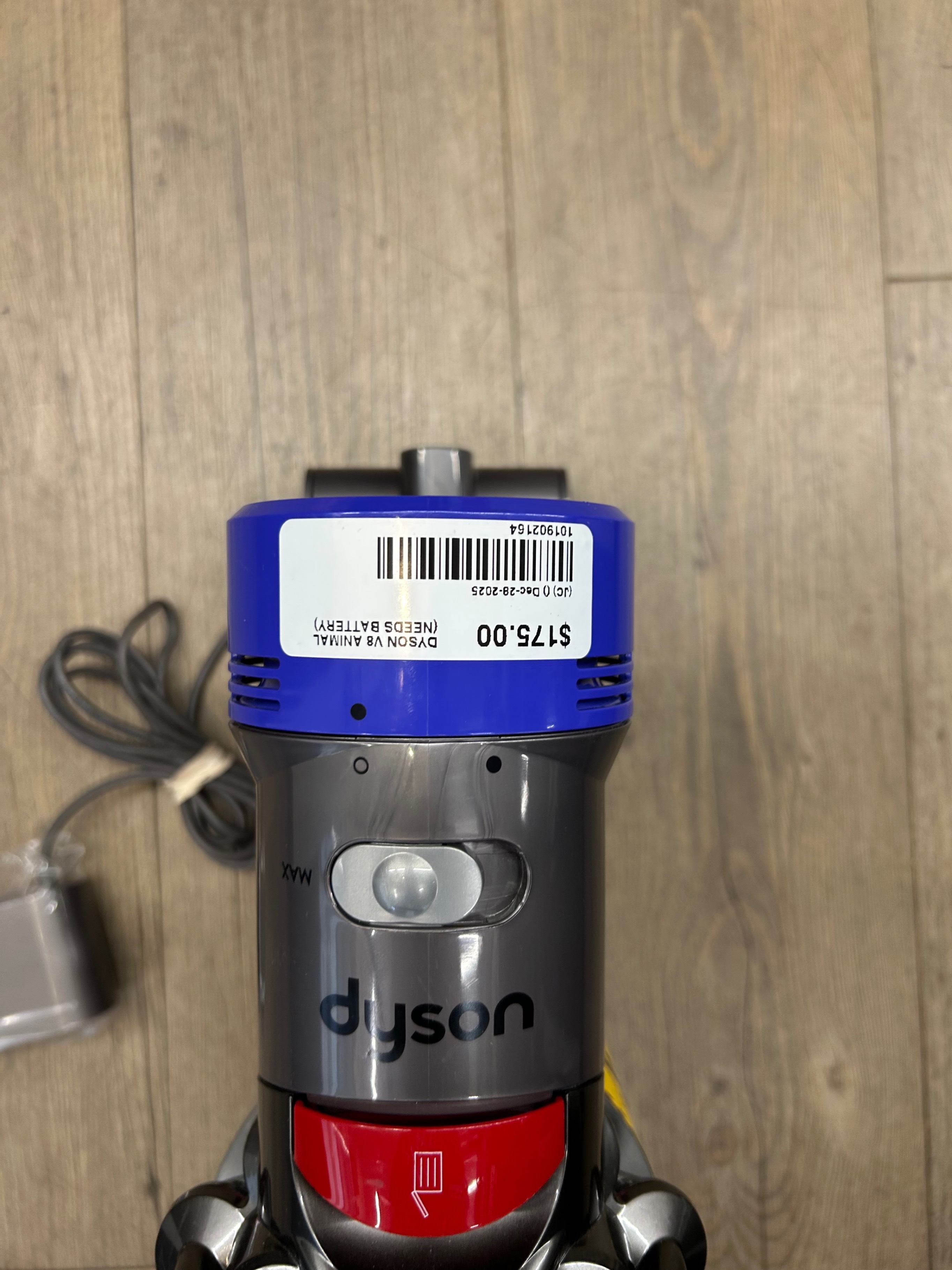 Dyson V8 Animal (Needs New Battery) - photo 2