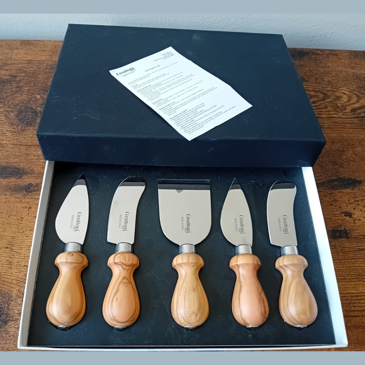 RETAIL PRICE$78-SEALED,UNUSED Grattugi cheese knives,olive wood - photo 2