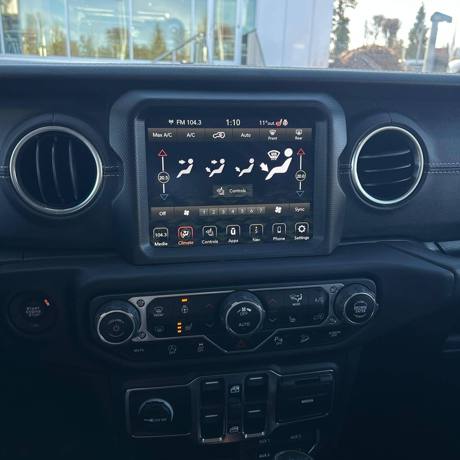 2020 Jeep Wrangler Sahara - photo 4
