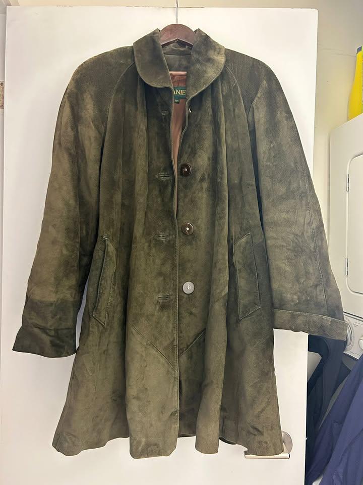 Vintage Danier Suede Swing Coat – Olive Green (Oversized Fit) - photo 2