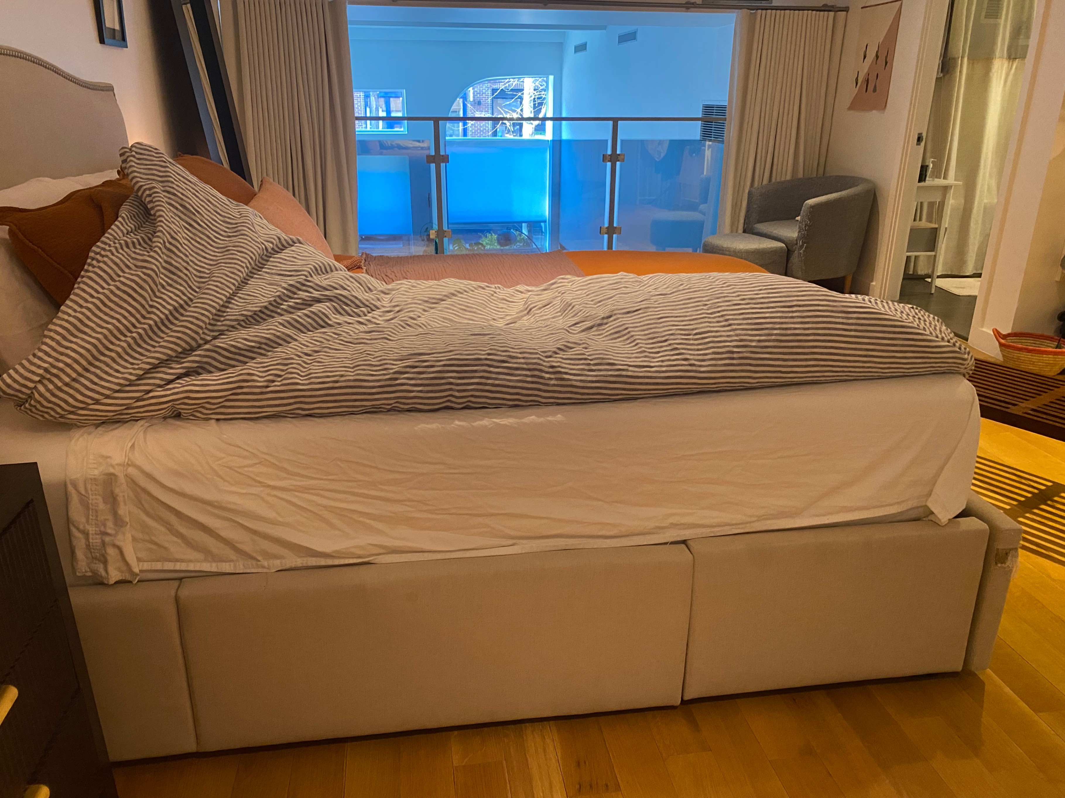 Like new Crate & Barrel Queen Bed+Mattress -Linen, Storage Bed - photo 4