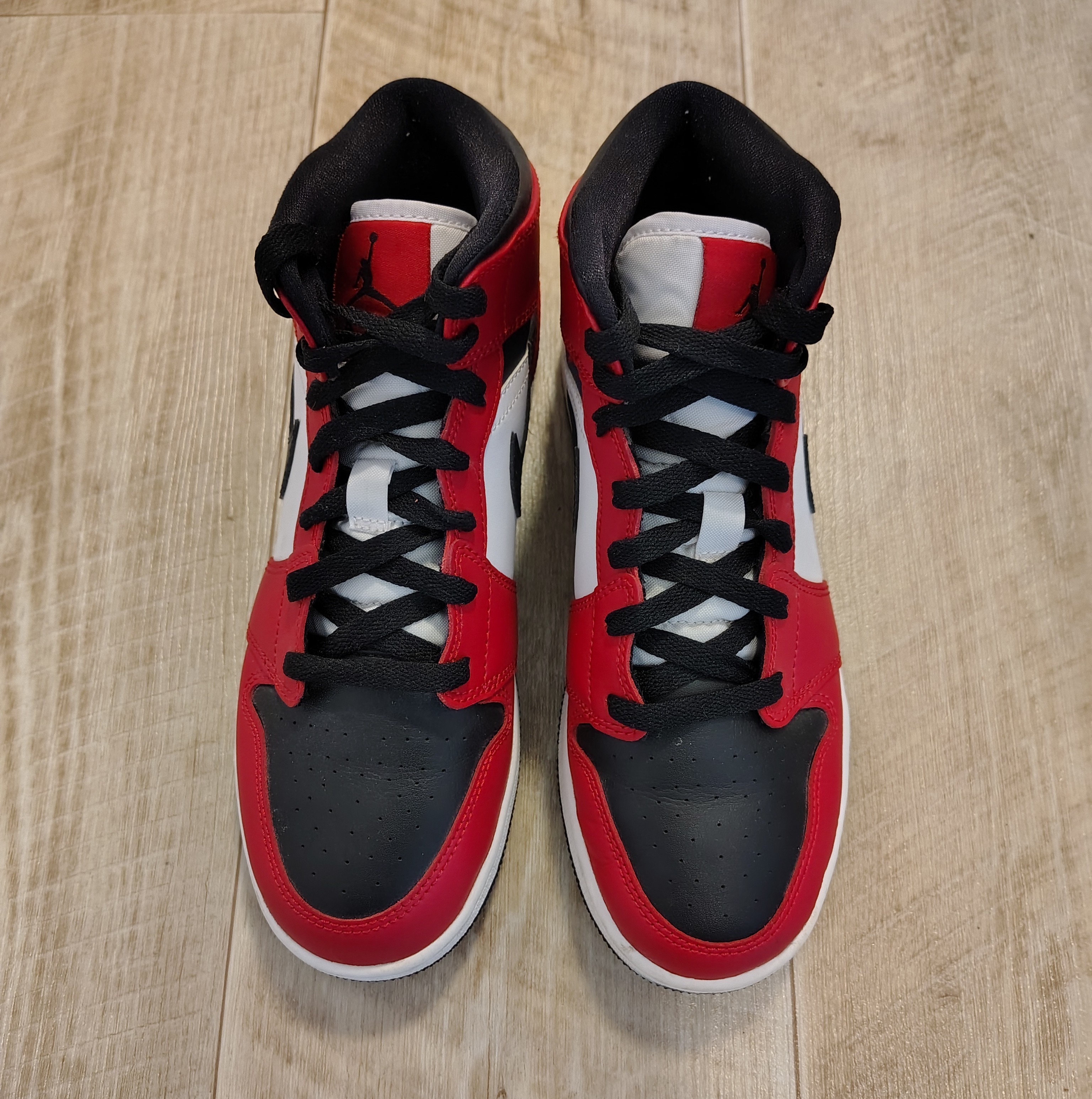 Air Jordan 1 Mid ‘Chicago Black Toe’ (Women’s)