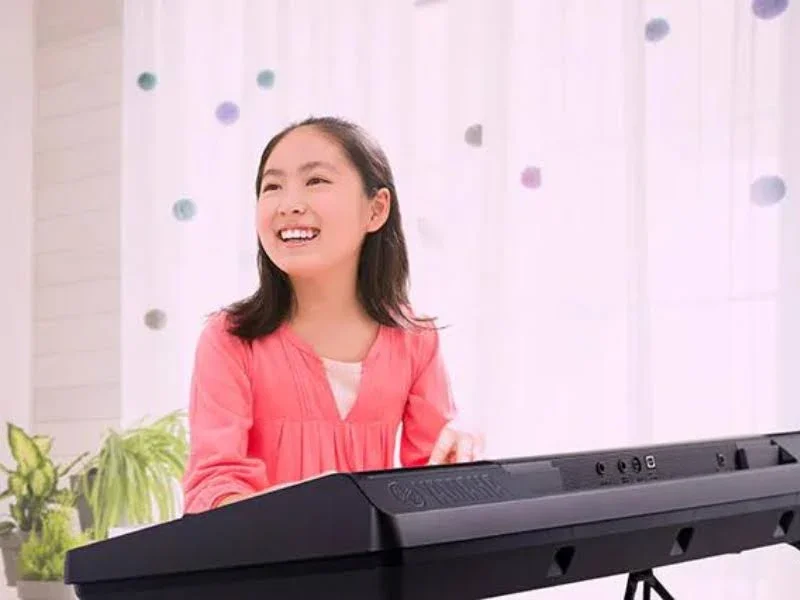 Yamaha PSR-E373 Keyboard + Stand (Excellent Condition)