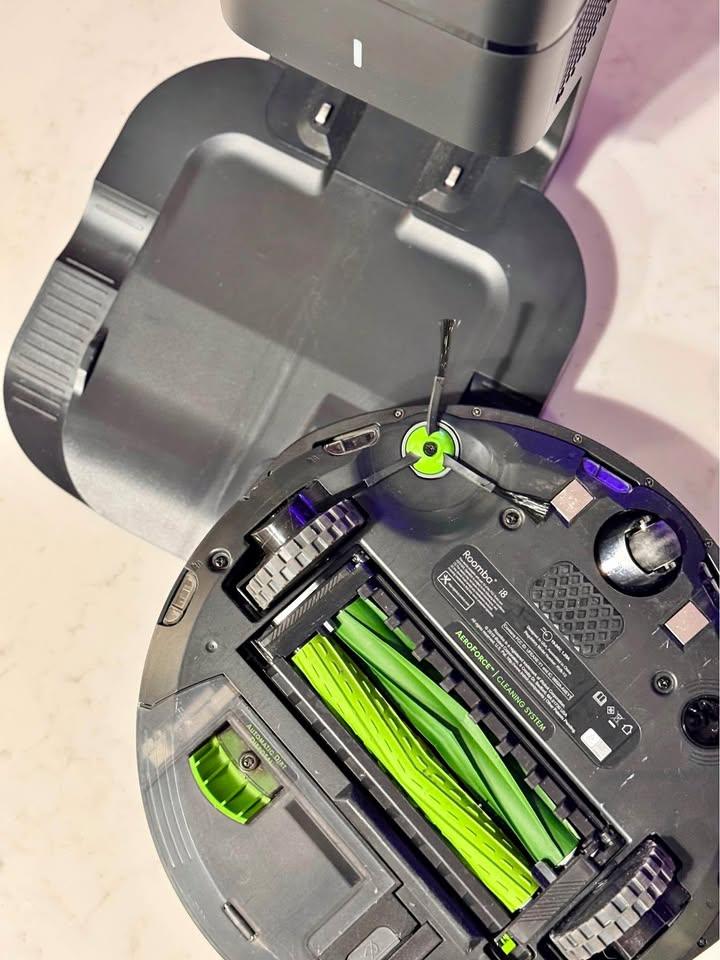 iRobot Roomba i8+ Vacuum. Great condition! - photo 5