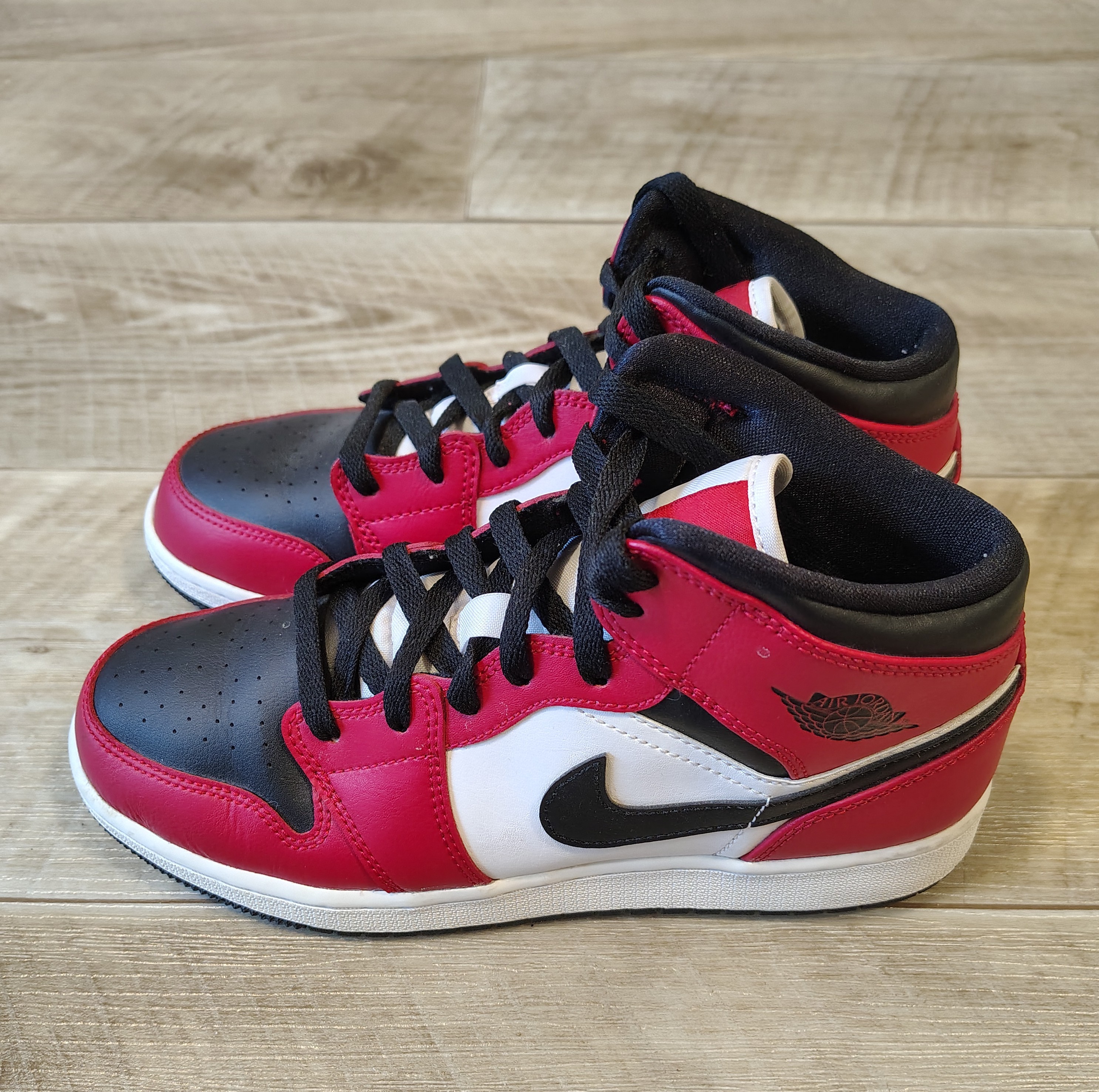 Air Jordan 1 Mid ‘Chicago Black Toe’ (Women’s) - photo 2