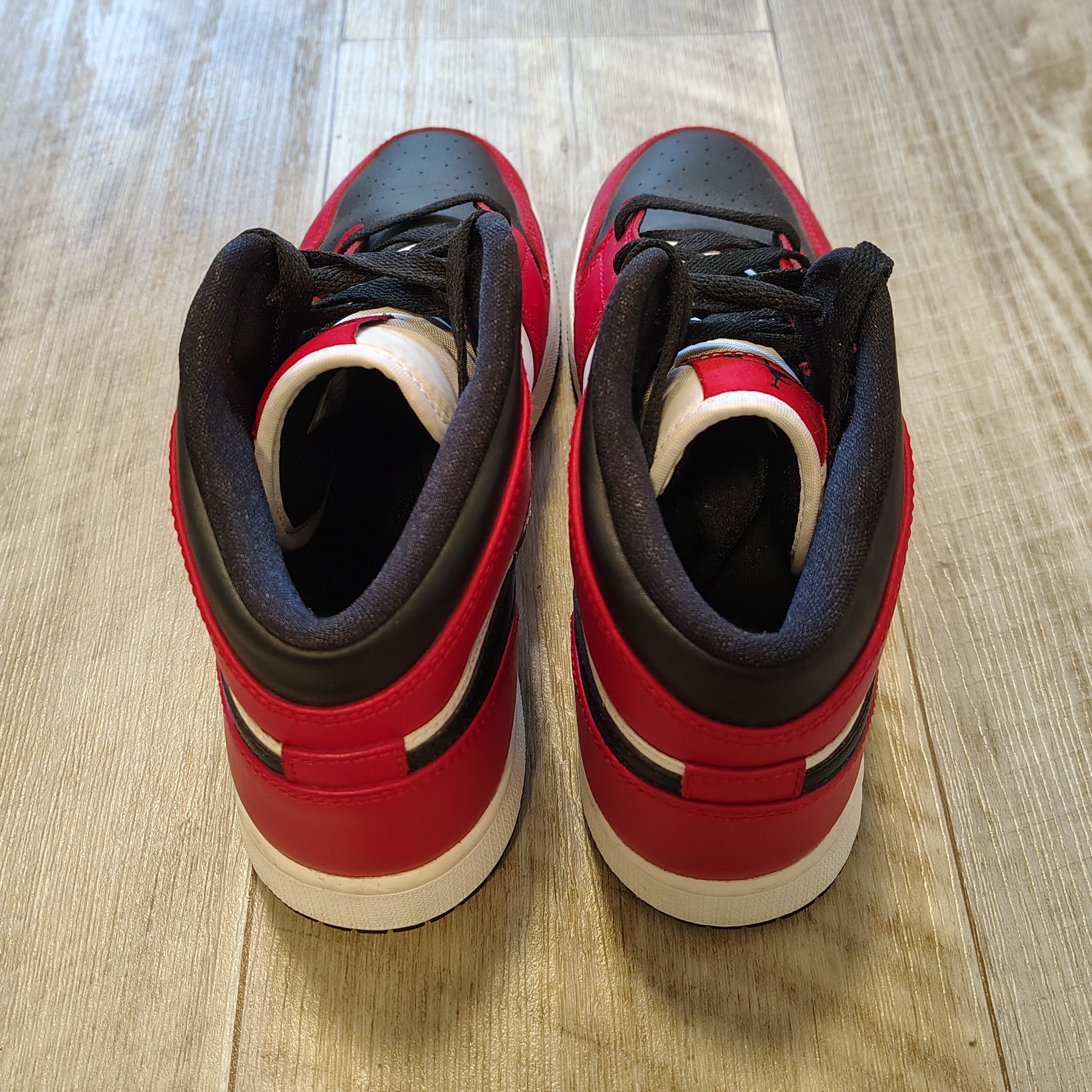 Air Jordan 1 Mid ‘Chicago Black Toe’ (Women’s) - photo 3