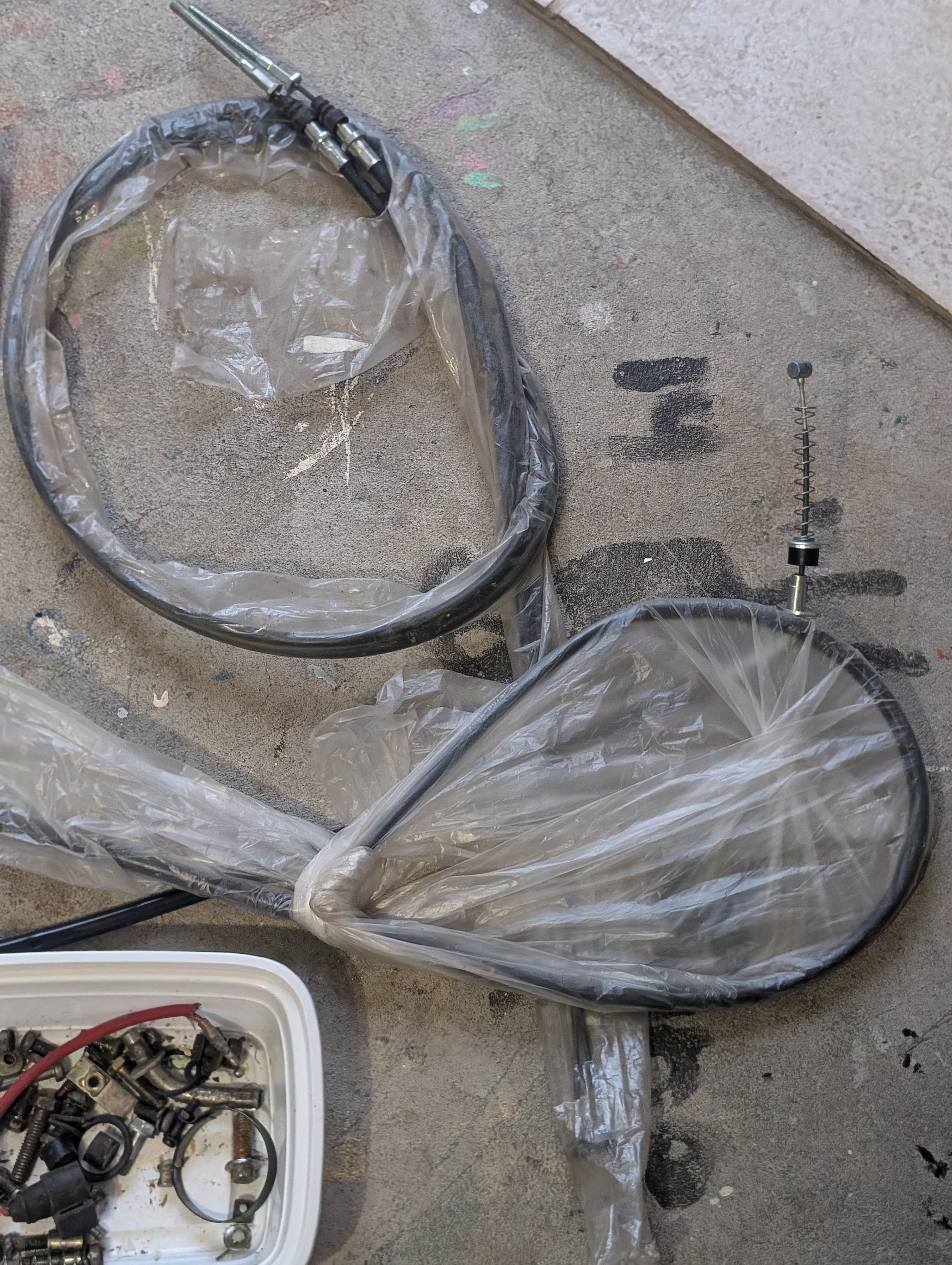 Yamaha Moto 4 parts, a mix of new and used - photo 2