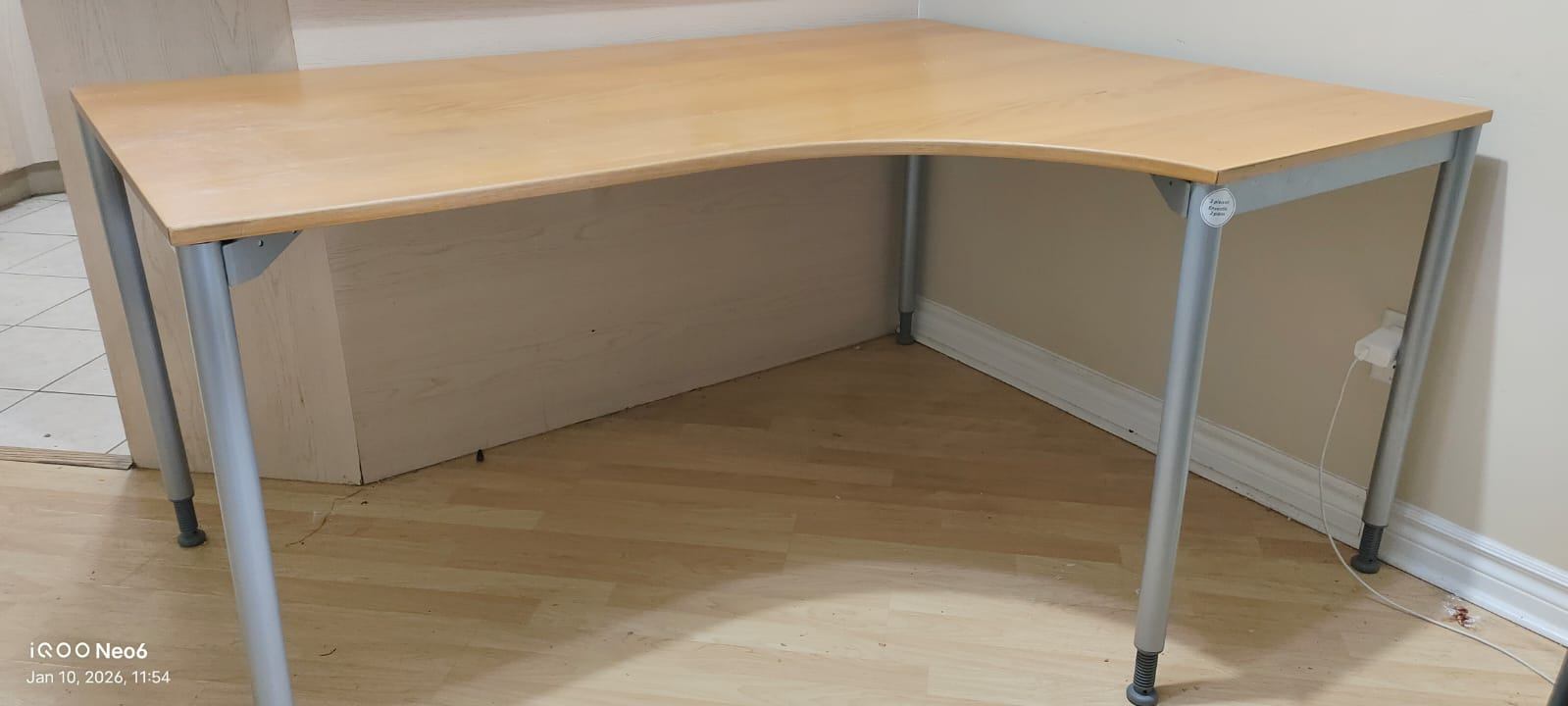 🖥️ Large Corner Computer Desk – Sturdy | Excellent Condition
