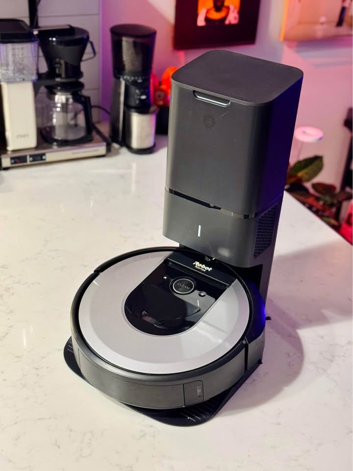 iRobot Roomba i6+ Vacuum. Like new!
