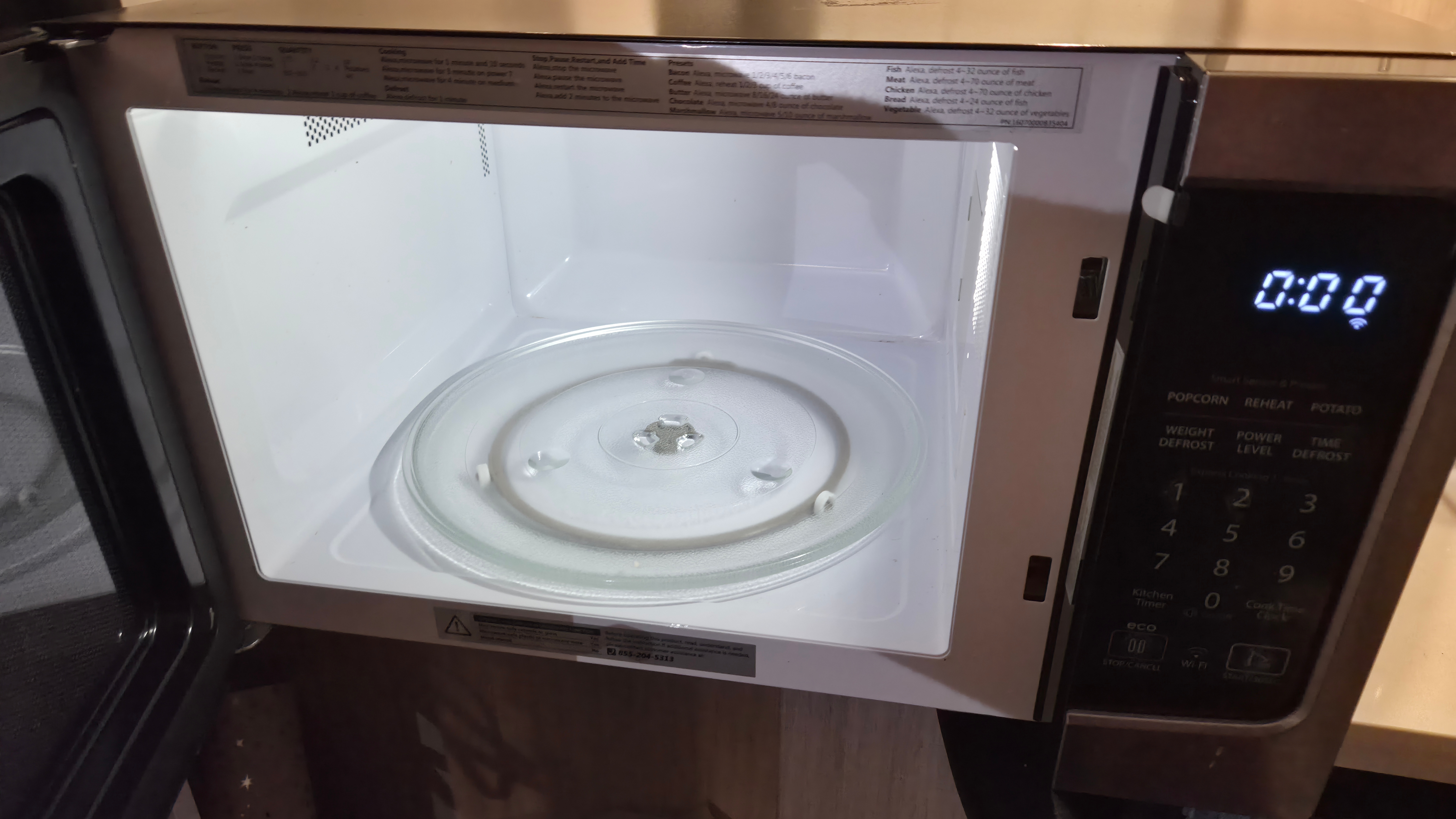 Toshiba Smart Microwave 1.3 Cu Ft 1100W - photo 3