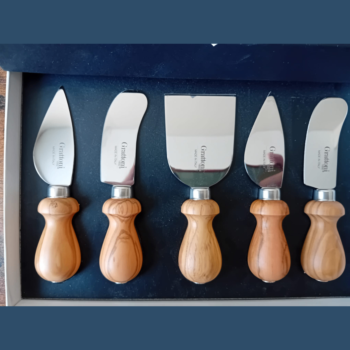 RETAIL PRICE$78-SEALED,UNUSED Grattugi cheese knives,olive wood - photo 3