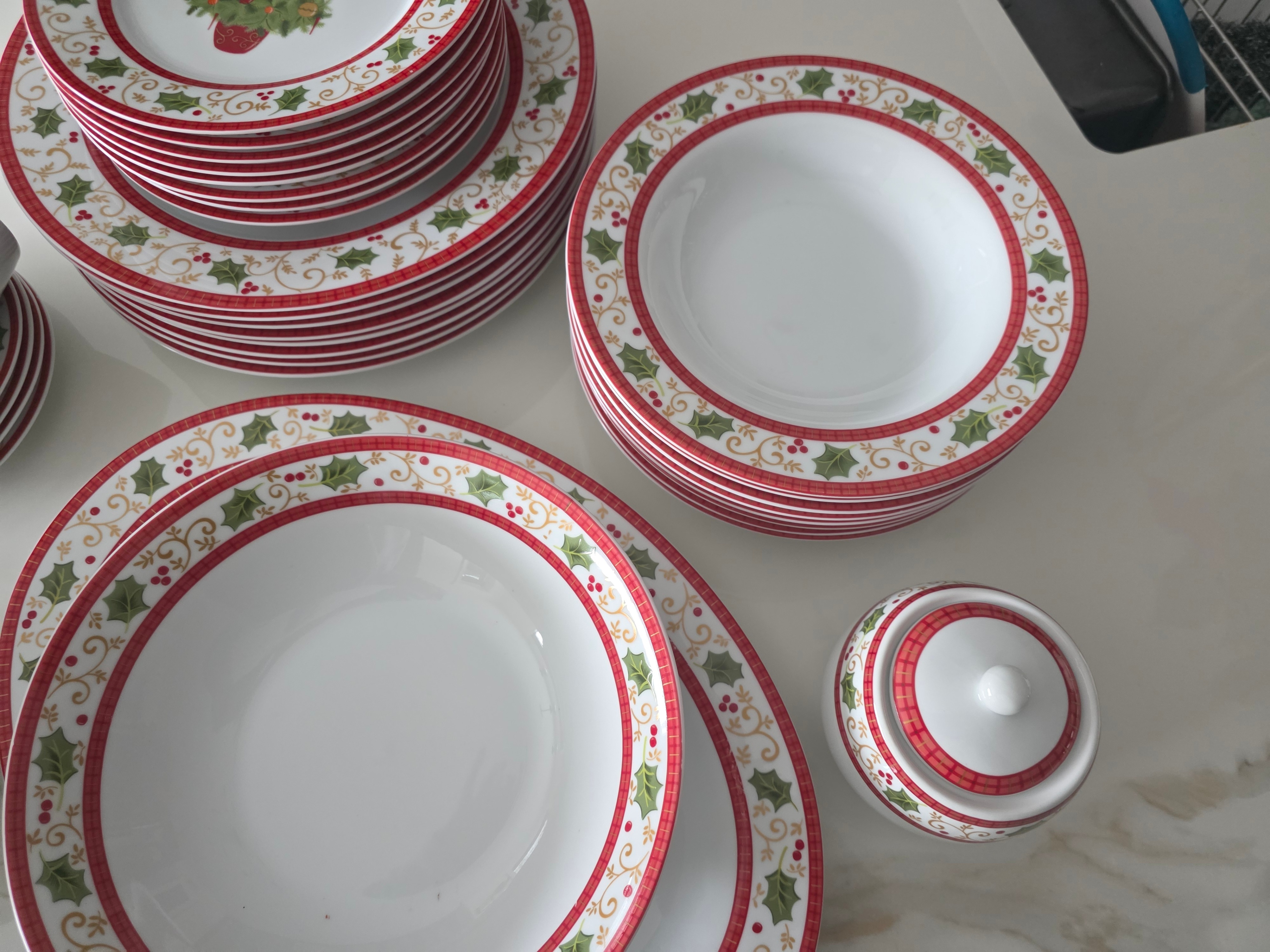Holiday Collection 44-Piece Porcelain Dinnerware Set - photo 3