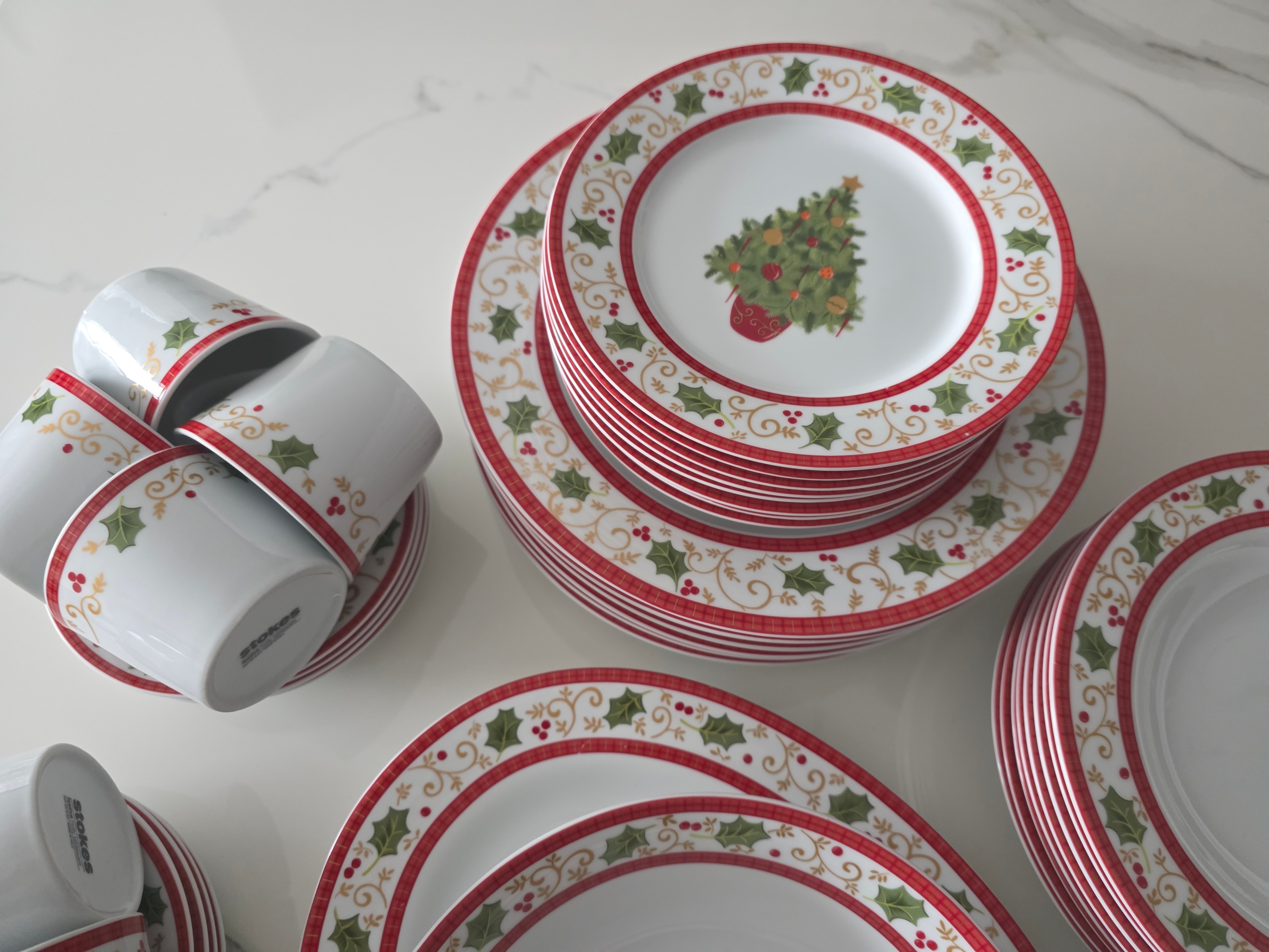 Holiday Collection 44-Piece Porcelain Dinnerware Set - photo 2