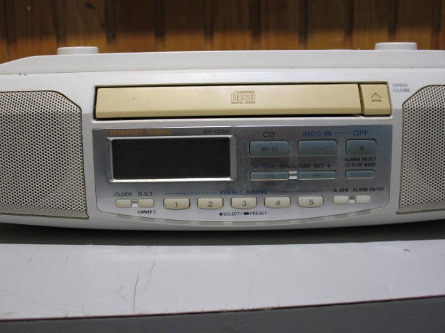 Corded Undercabinet Kitchen Alarm Clock, AM/FM Radio, CD Player - photo 4